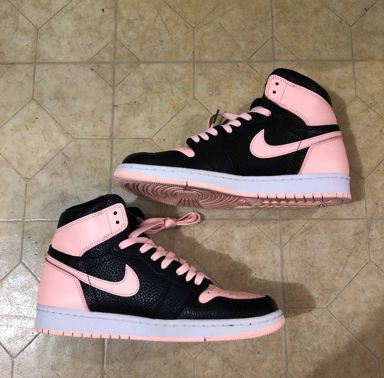 Nike Air Jordan 1 Retro High OG ‘Crimson Tint’ Size US 9 / EU 42 - 2 Thumbnail