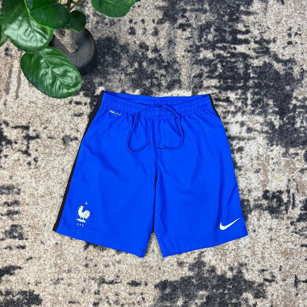 Nike Nike x France Mini Logo Soccer Shorts Vintage Size US 32 / EU 48 - 1 Thumbnail