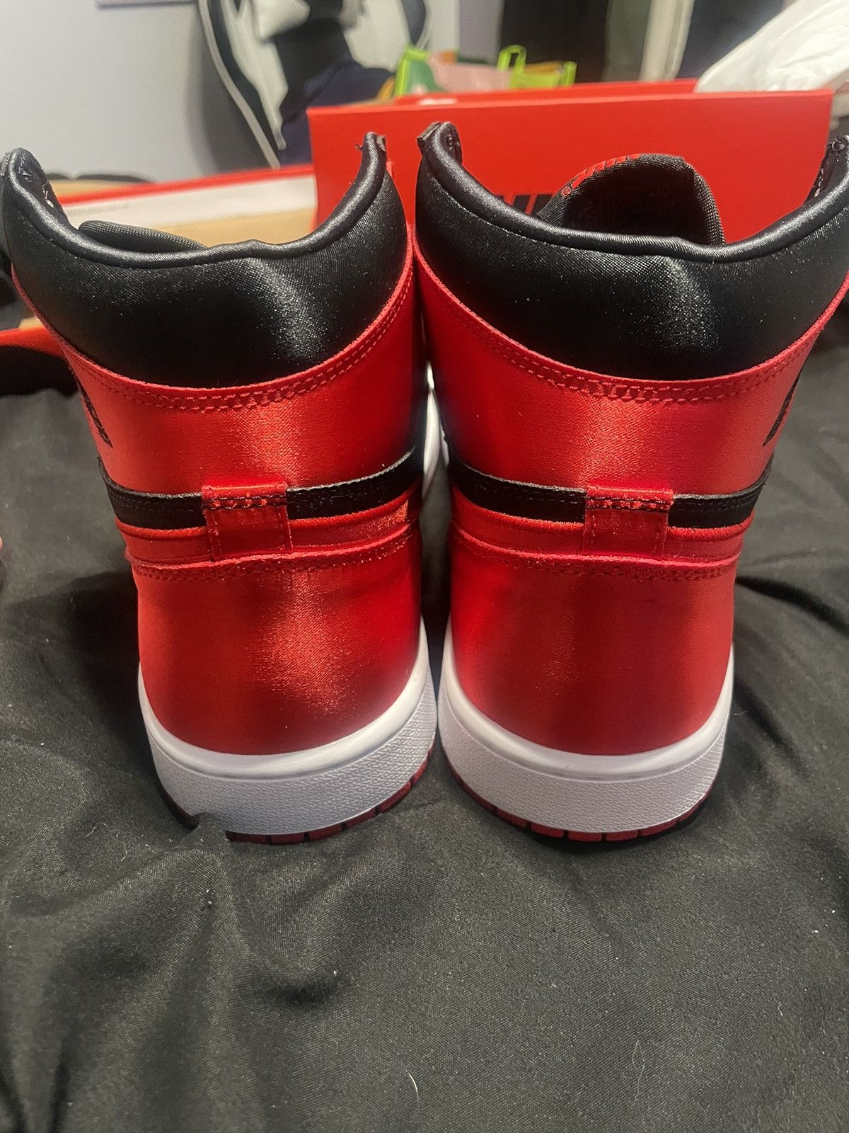 Jordan Brand × Nike Jordan 1 Satin Bred Size US 9 / EU 42 - 4 Thumbnail