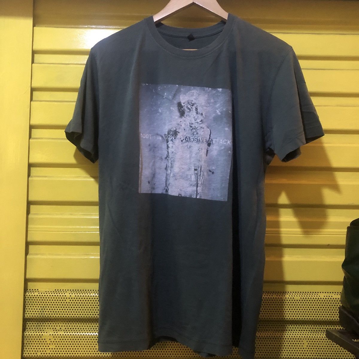 Band Tees Massive Attack 100th window Size US M / EU 48-50 / 2 - 1 Thumbnail