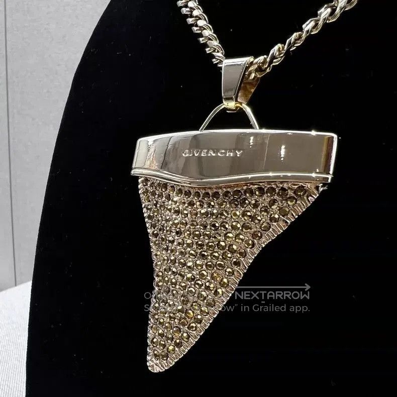 Givenchy Givenchy Shark Tooth Gold Necklace. Size ONE SIZE - 2 Thumbnail