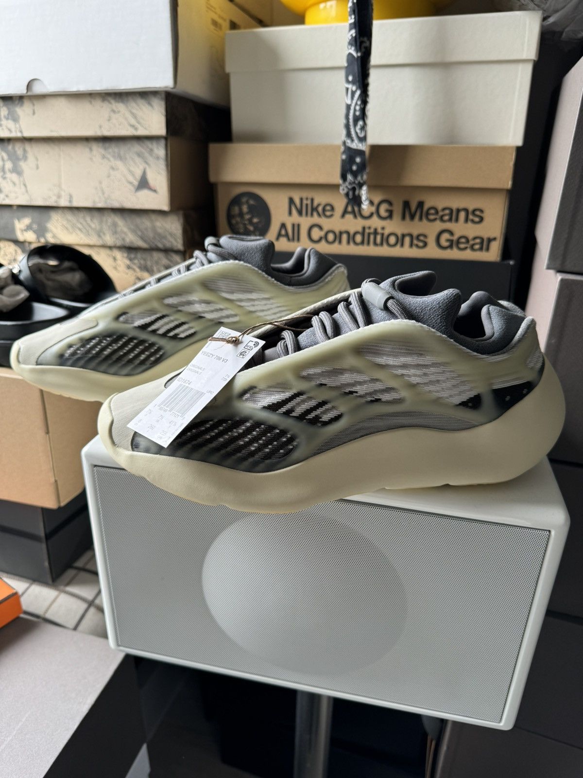 Adidas Brand New YZY 700 V3 Size US 8 / EU 41 - 8 Thumbnail