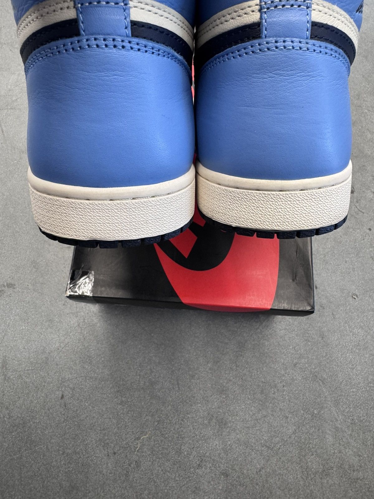 Jordan Brand 2019 Jordan 1 Retro High Obsidian Size US 10.5 / EU 43-44 - 9 Thumbnail