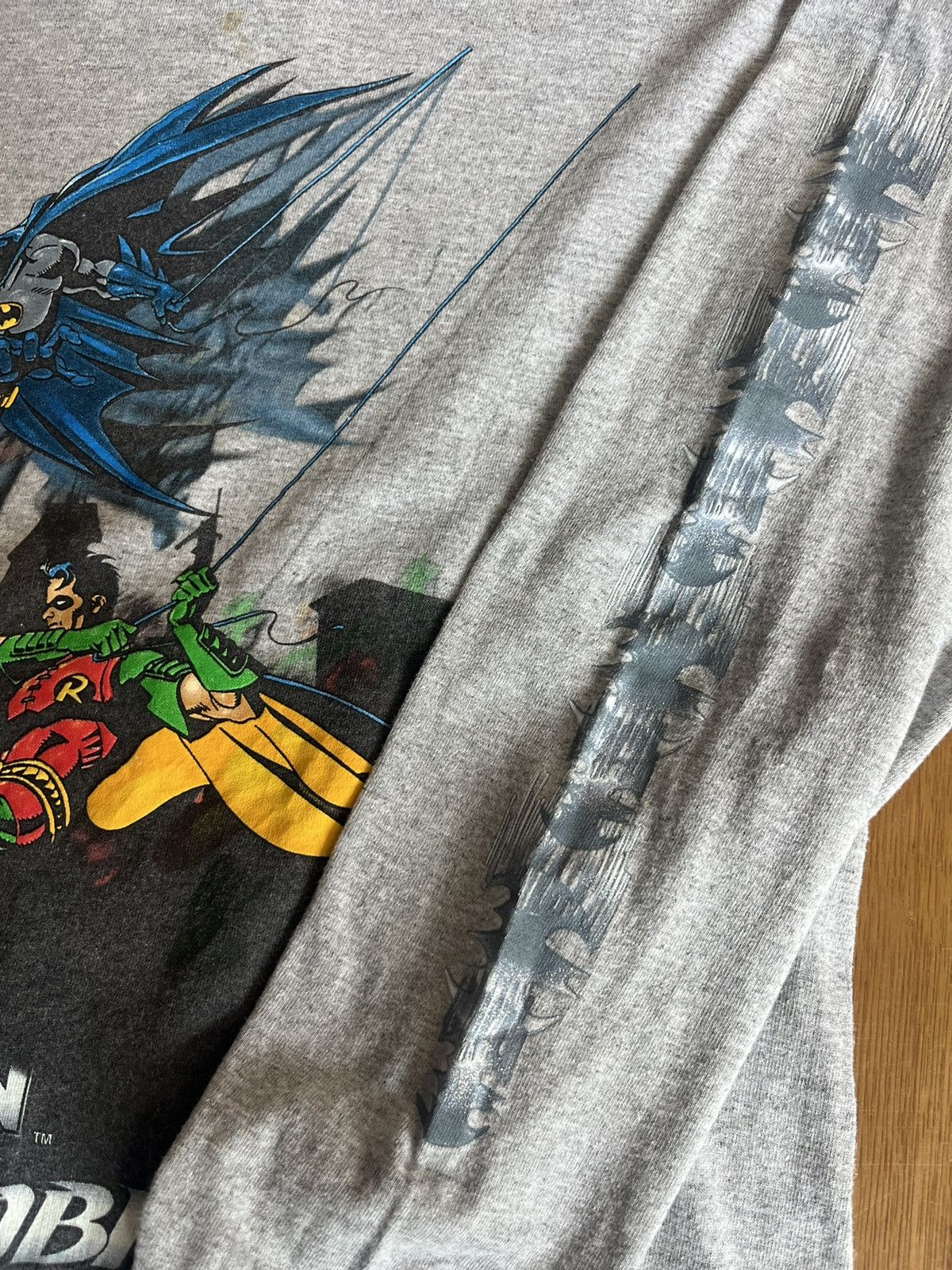 DC Comics Vintage BATMAN & ROBIN 2002’s ( XL Kid Size ) Tshirt Size US M / EU 48-50 / 2 - 7 Thumbnail