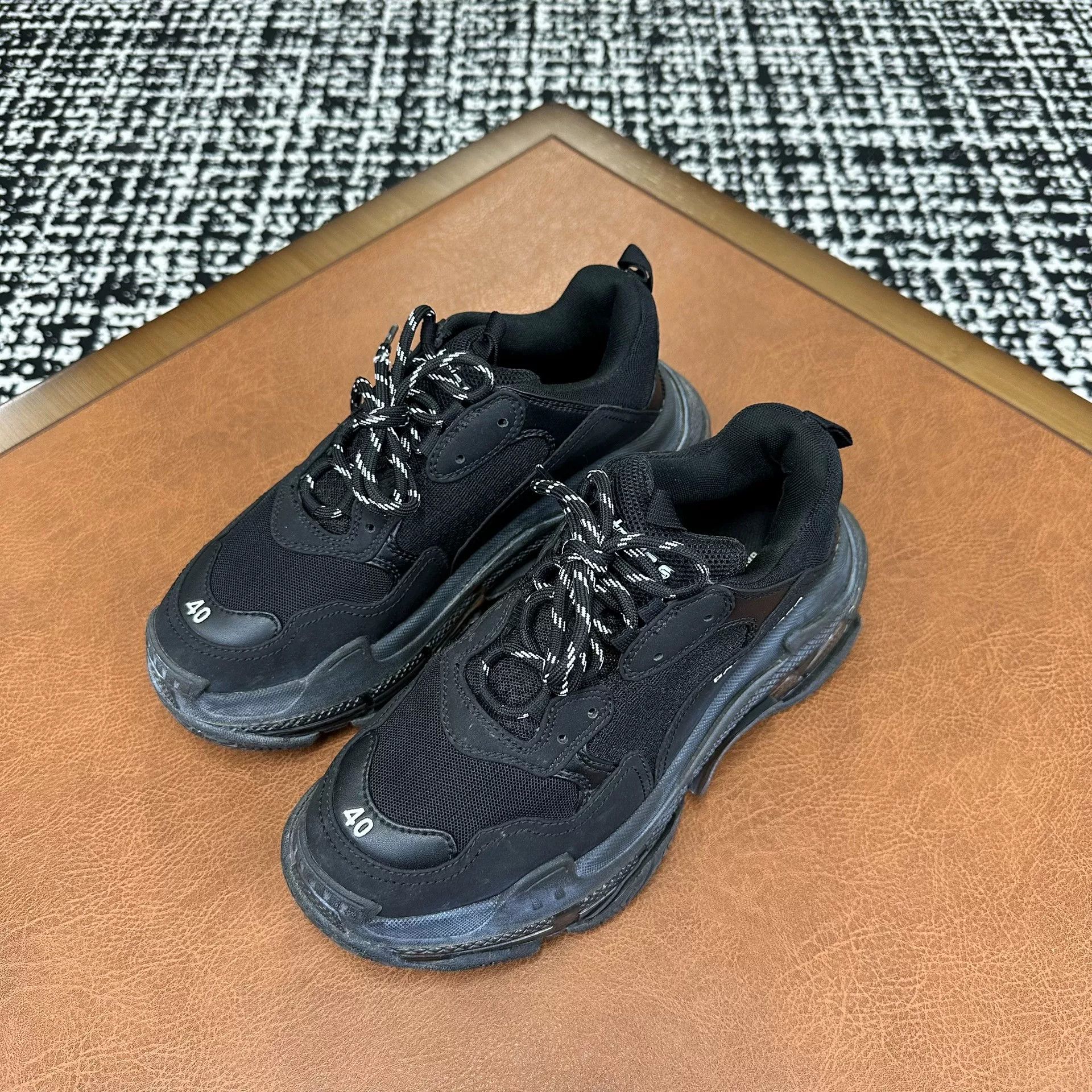 Balenciaga Balenciaga Retro Lowtop Sneakers 7 Men Size US 7 / EU 40 - 1 Thumbnail