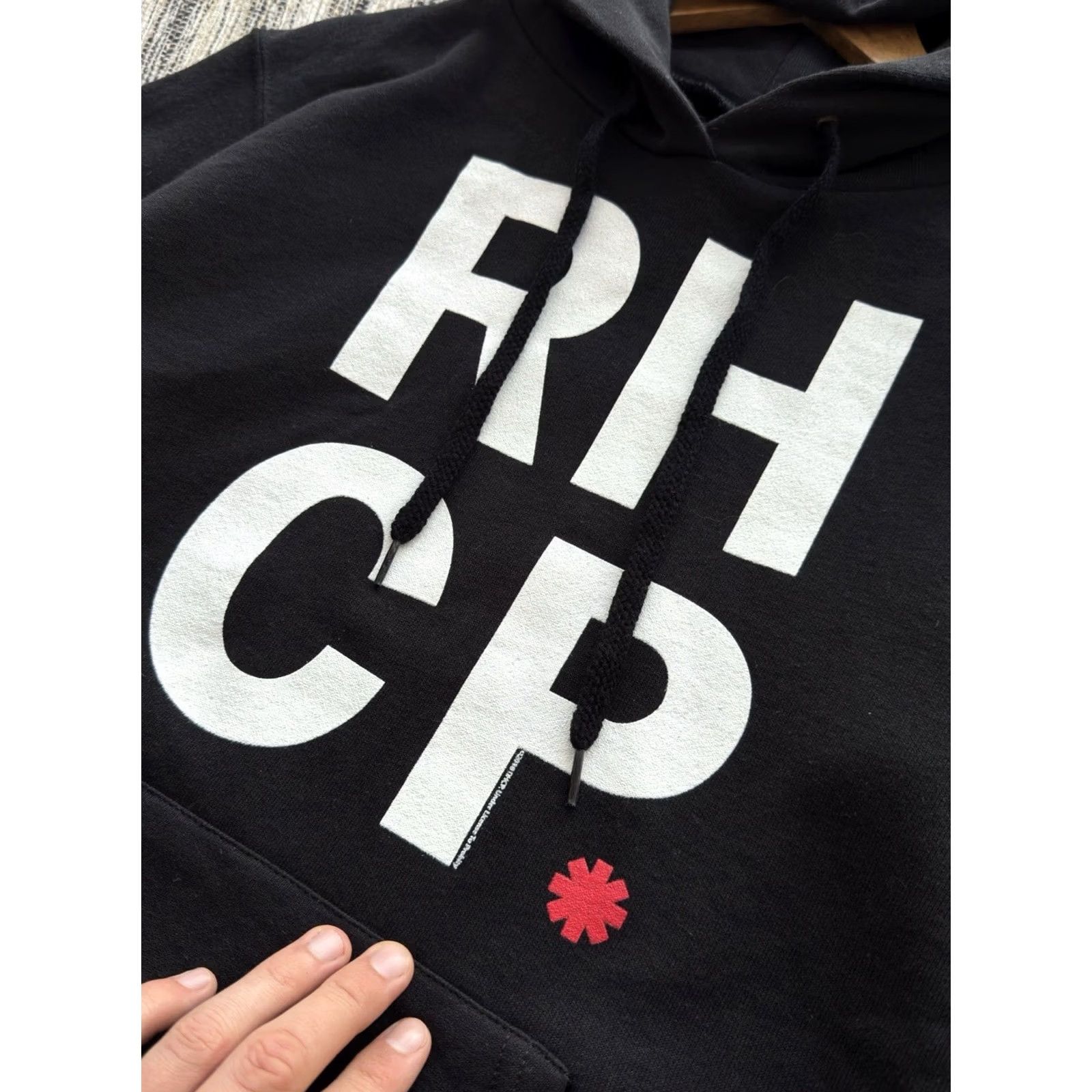 Fruit Of The Loom Licensed Red Hot Chili Peppers Band Hoodie Men M 90s Rock Black Pullover RHCP Shirt Merch Size US M / EU 48-50 / 2 - 4 Thumbnail