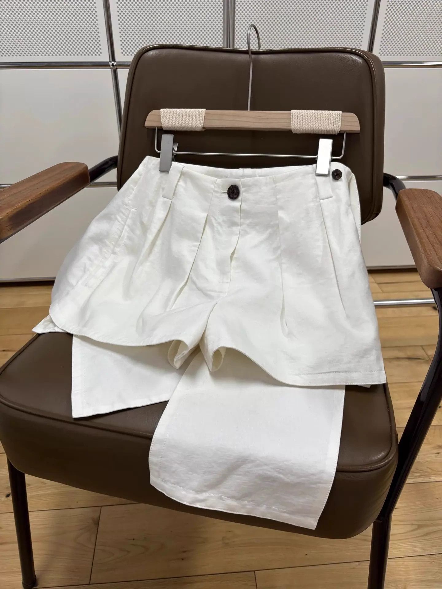 Louis Vuitton LV white color block leather buckle linen short 34 Size 24" / US 00 / IT 34 - 5 Thumbnail