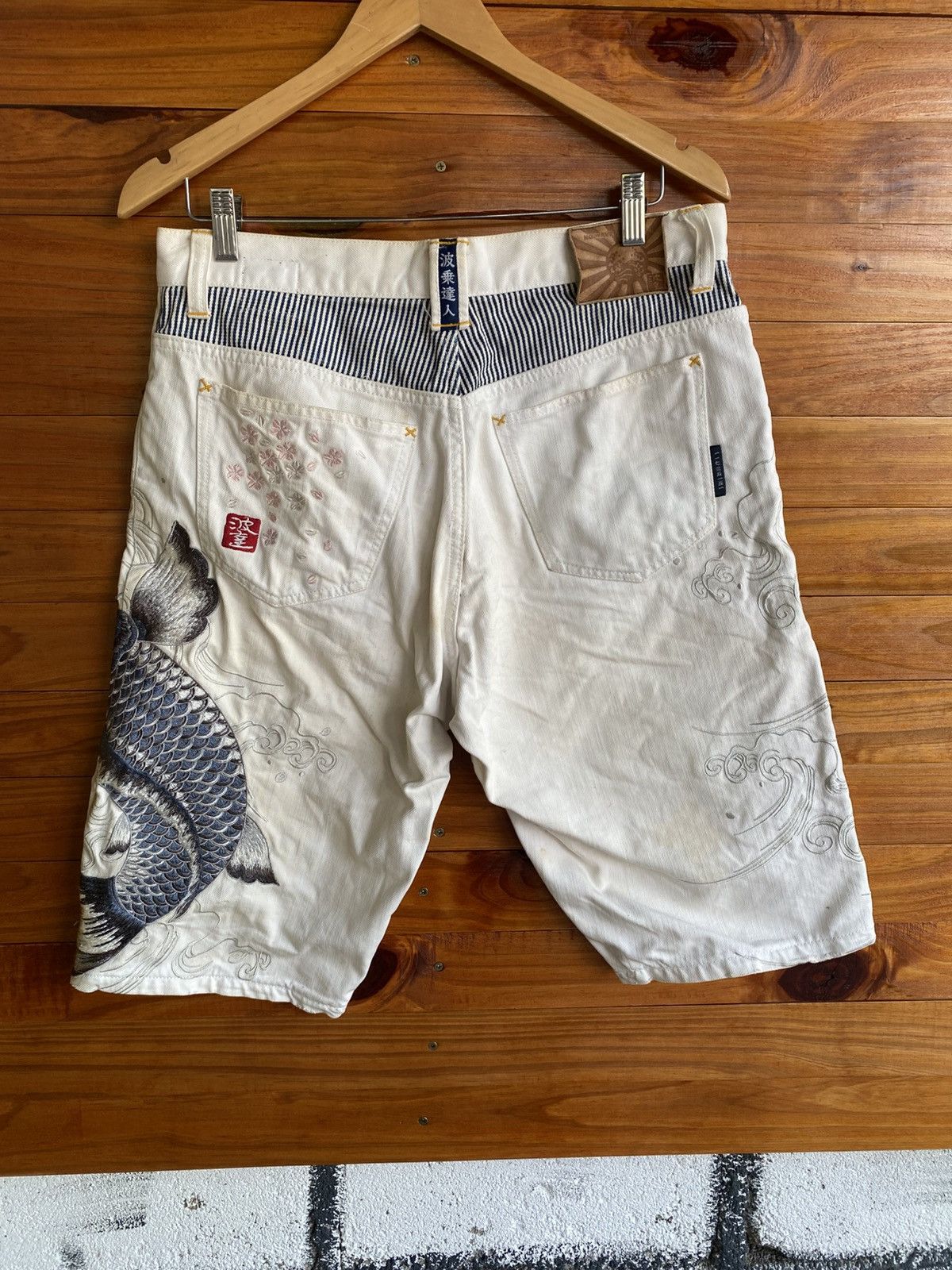 Japanese Brand Namitatsu Japanese Embroidered Koi Fish White Denim Shorts Size US 31 - 10 Thumbnail