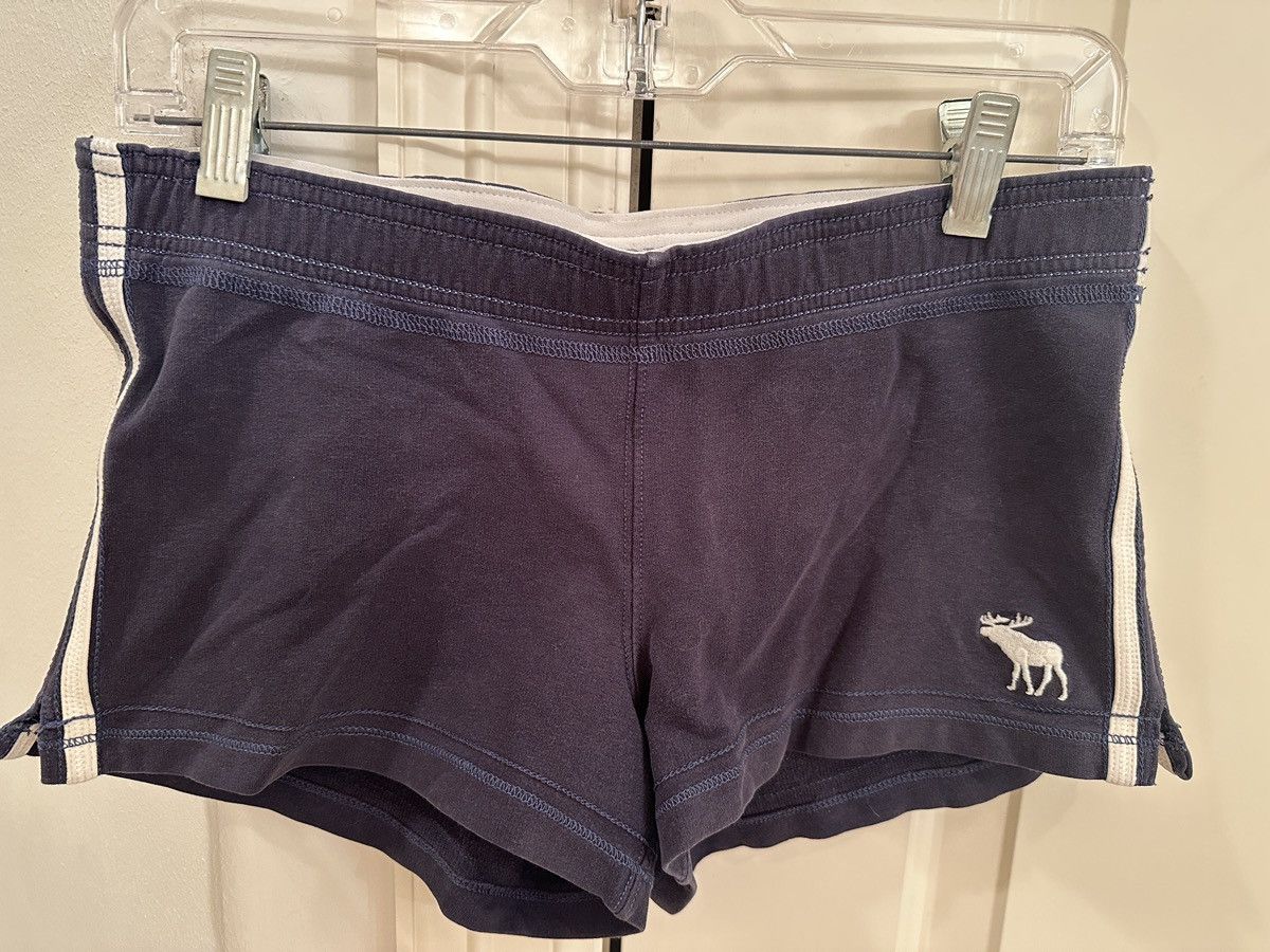 Abercrombie & Fitch Women’s Abercrombie & Fitch navy blue and white shorts, S Size 27" / US 4 / IT 40 - 1 Thumbnail