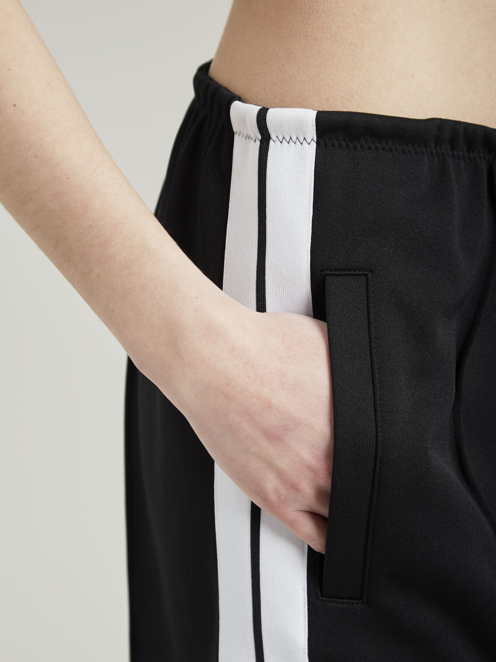 Palm Angels o1s22i1n0824 Contrast Bands Track Shorts in Black Size 28" / US 6 / IT 42 - 8 Thumbnail