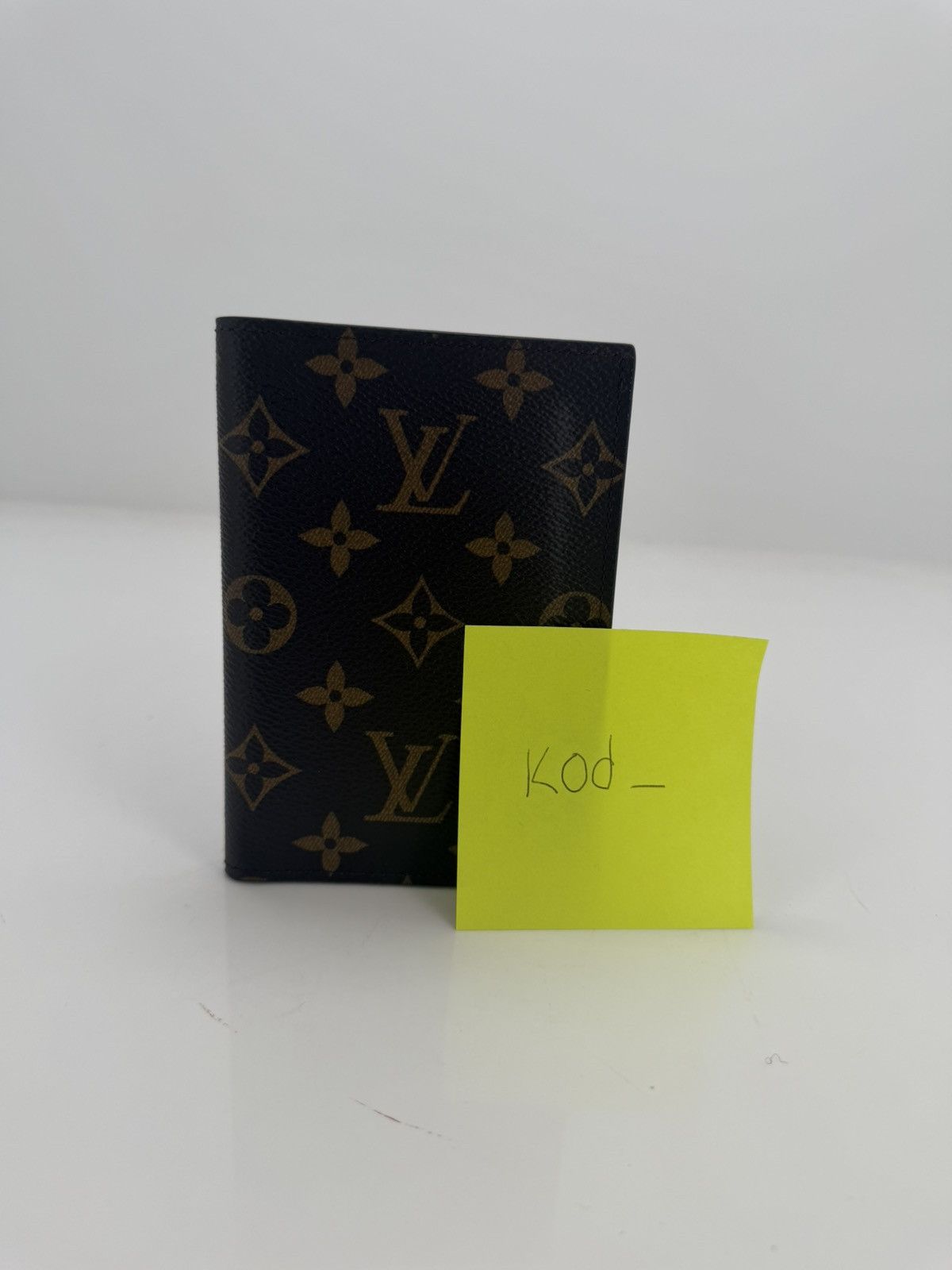 Louis Vuitton Louis Vuitton Passport Cover Monogram Canvas Size ONE SIZE - 2 Thumbnail