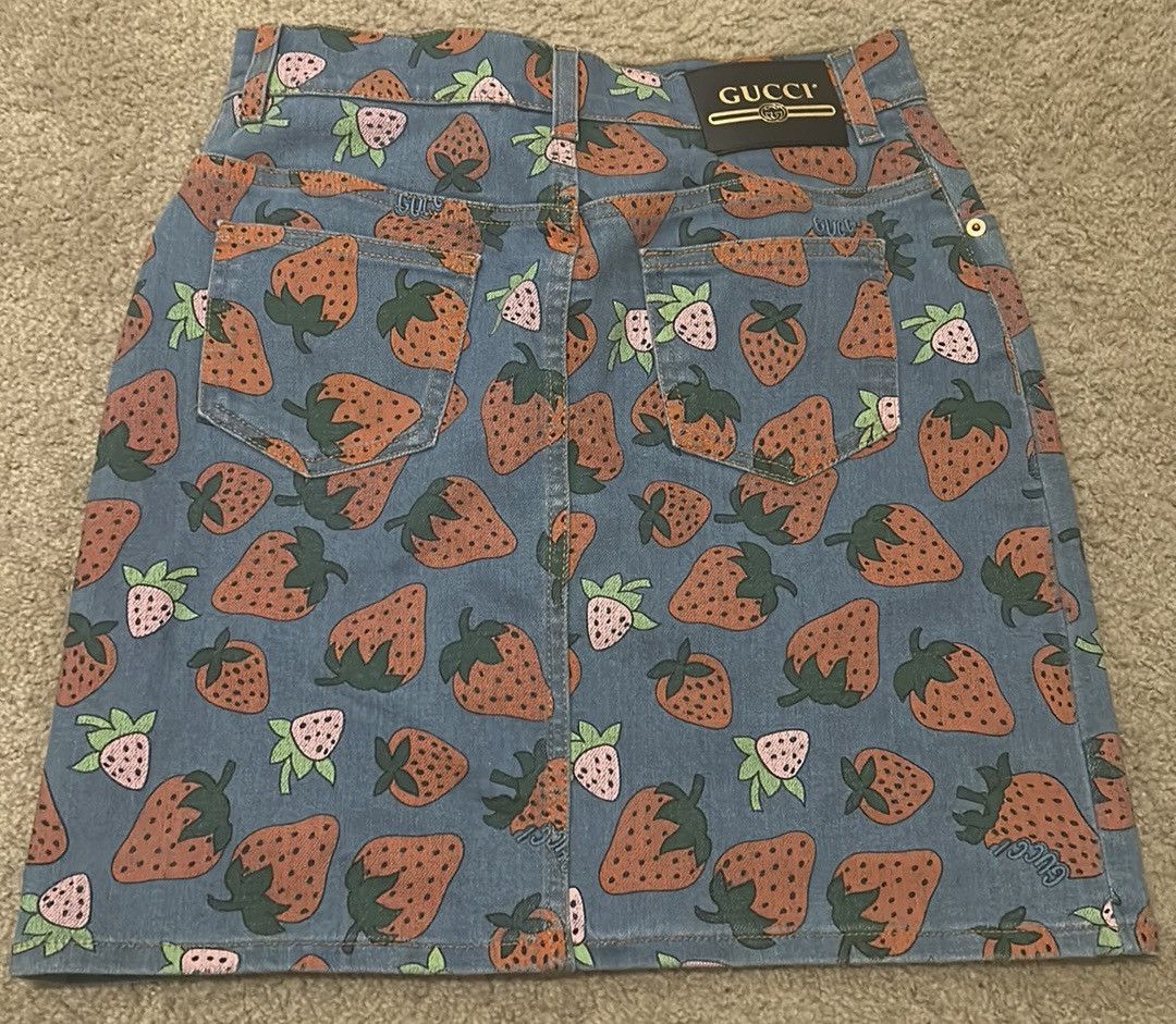 Gucci Gucci Denim Skirt with Strawberry Print size IT 42 Size 28" / US 6 / IT 42 - 4 Thumbnail