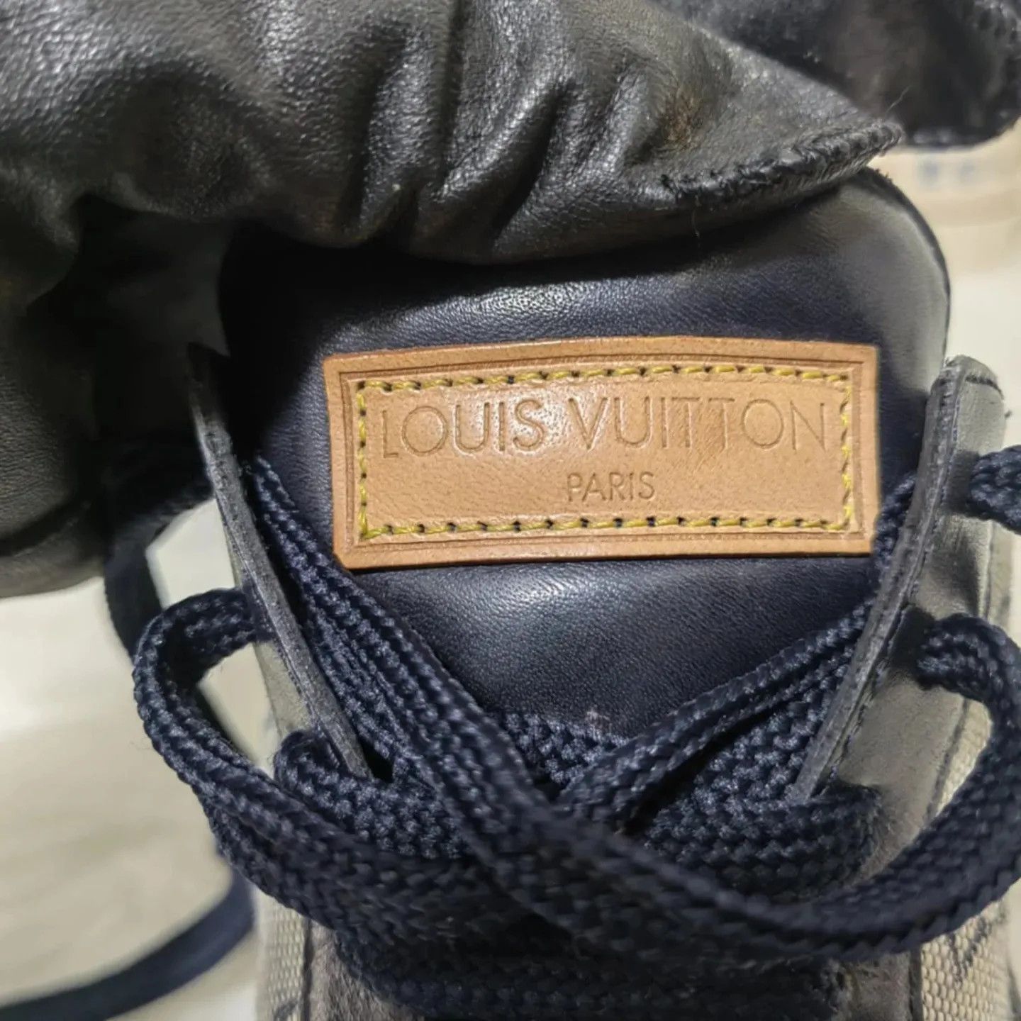 Louis Vuitton LOUIS VUITTON LV LEATHER LOW TOP MONOGRAM SNEAKERS Size US 5 / EU 37 - 6 Thumbnail
