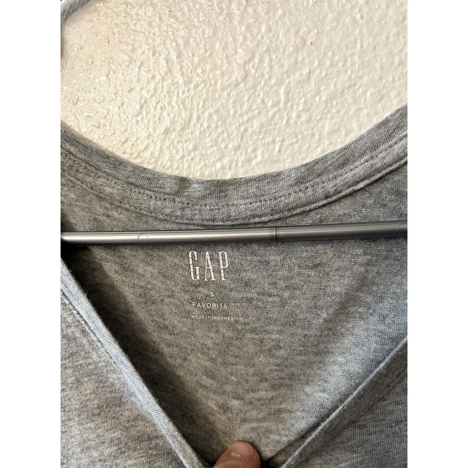 Gap Womens Gap Favorite Tee V-Neck Gray Solid Size Small Shirt Womens Size S / US 4 / IT 40 - 2 Thumbnail