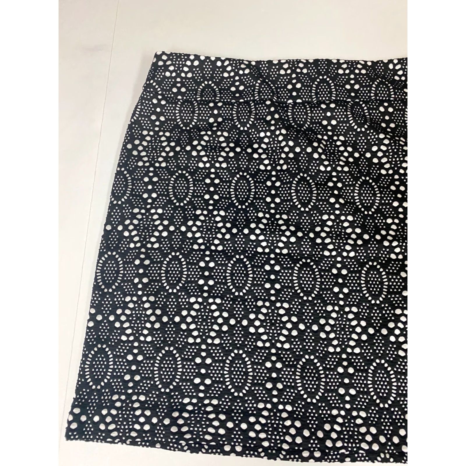 Vintage New York and Company Skirt Womens 12 Black A-Line Floral Knit Zip Pockets Short Vintage No (adjusted to fit rules) Size 34" / US 12 / IT 48 - 3 Thumbnail