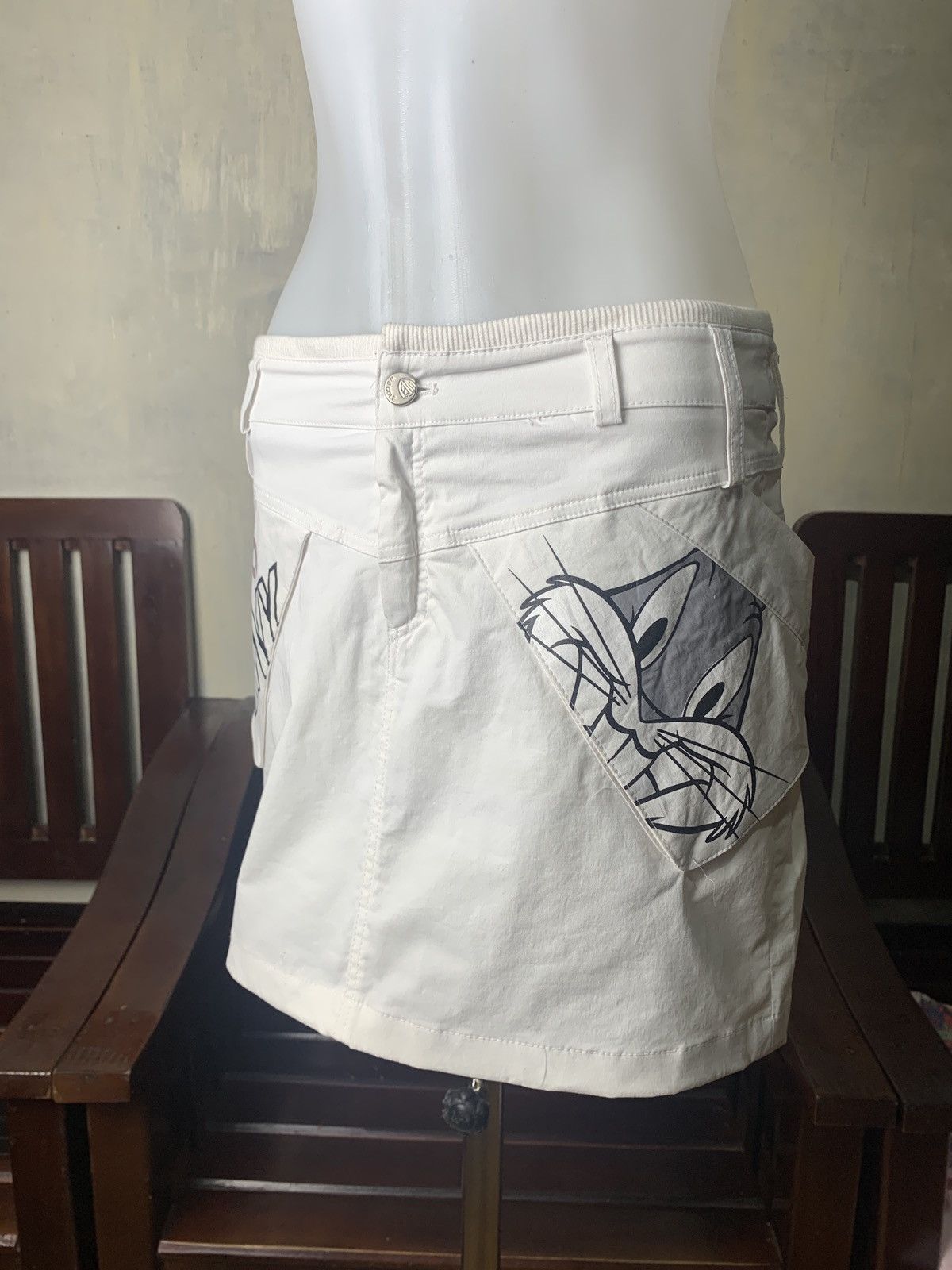 Warner Bros 2010 Warner Bros Golf Bugs Bunny Nylon Graphic Mini Skirt Size 28" / US 6 / IT 42 - 2 Thumbnail