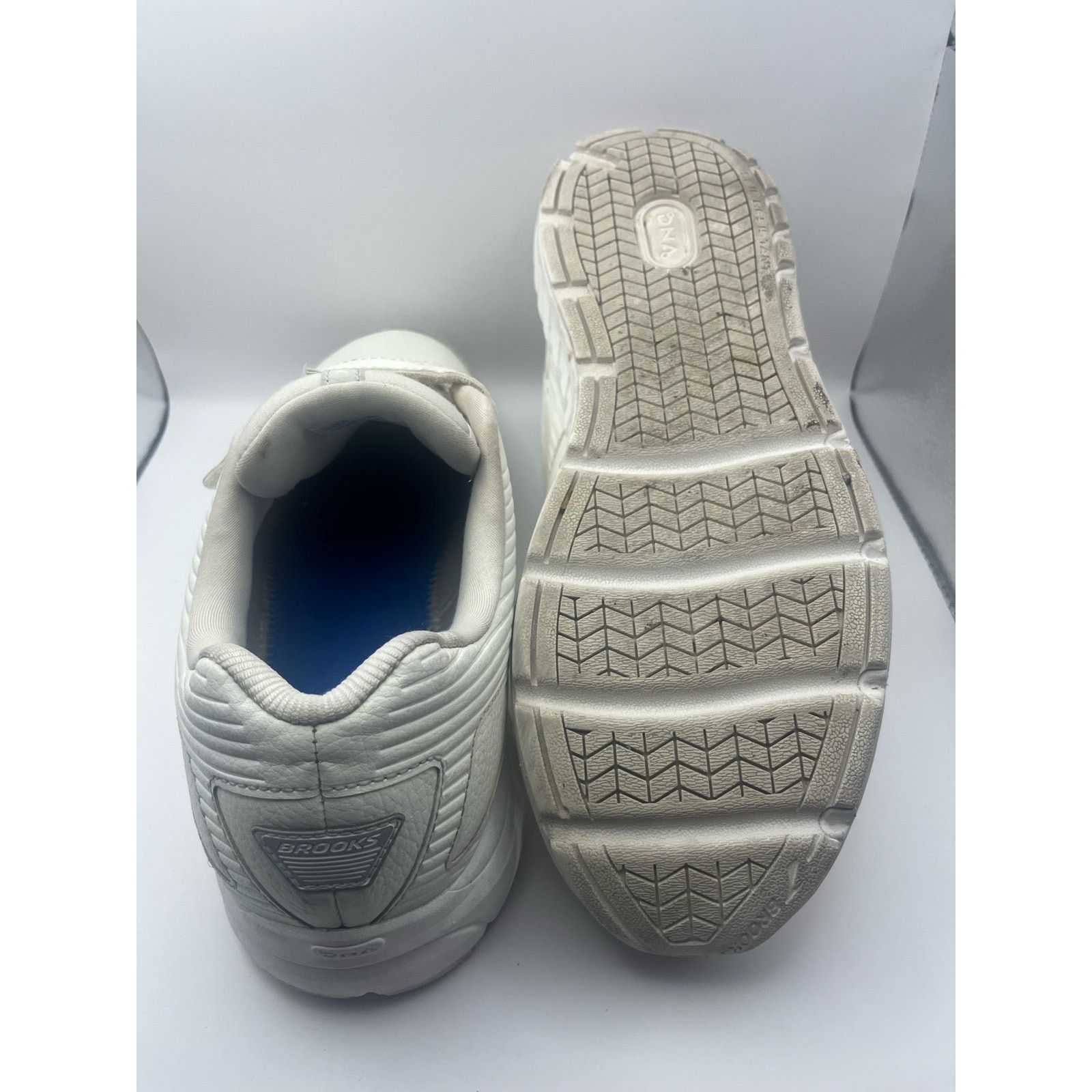 Brooks Brooks Addiction Walker walking shoes V-strap Mens USED Size US 12.5 / EU 45-46 - 9 Thumbnail