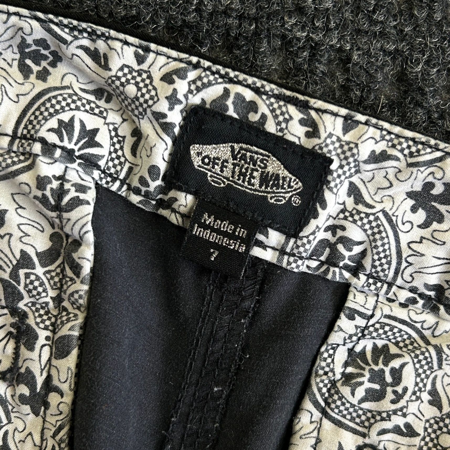 Vans VANS Vintage 90s Skater Short Womens Black Satin 2” Inseam Cuffed Denim 7 Button Zipper Pockets Adult Women Size 28" / US 6 / IT 42 - 4 Thumbnail