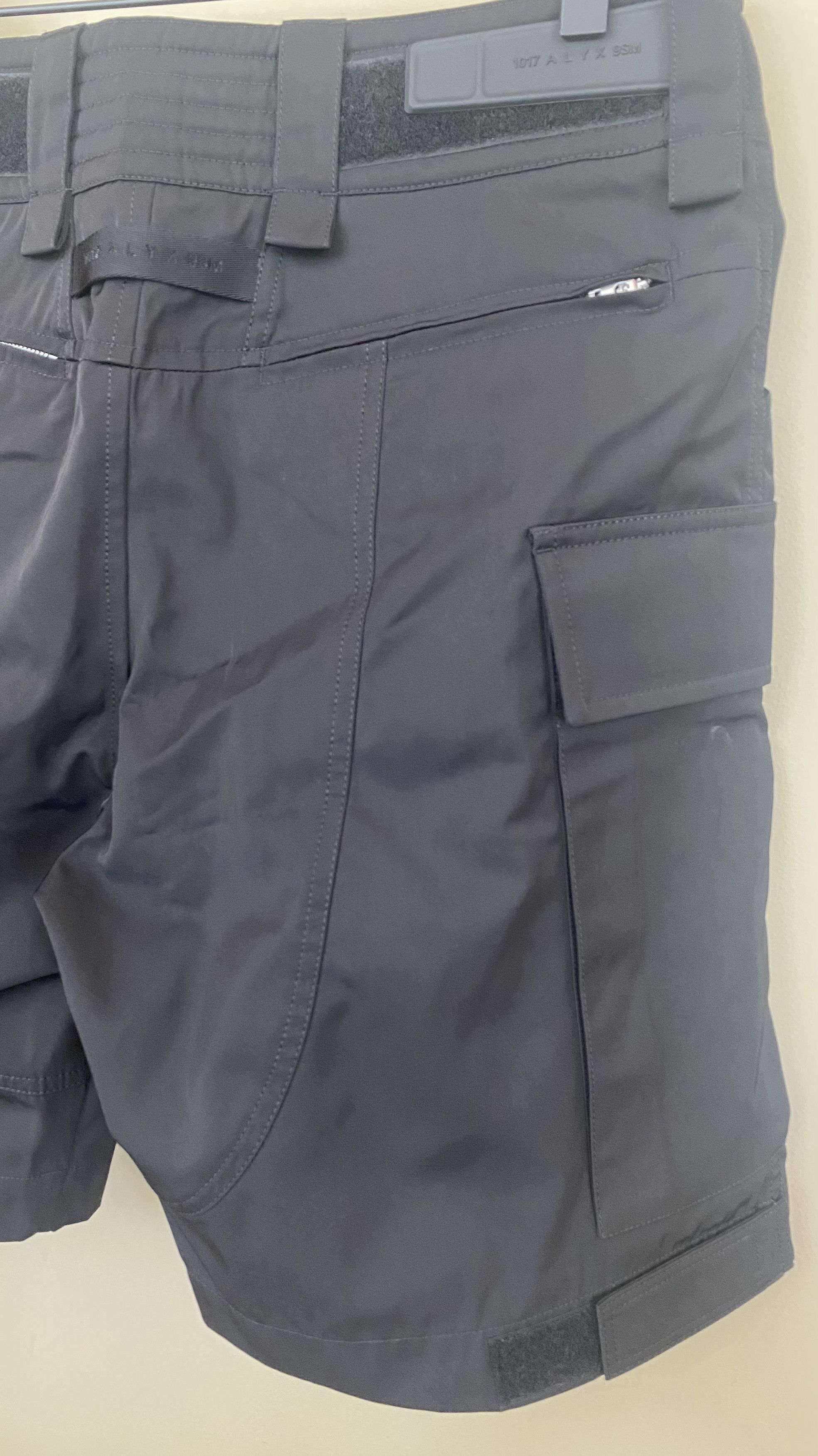 1017 ALYX 9SM 1017 ALYX 9SM Cargo Shorts Black Size US 32 / EU 48 - 4 Thumbnail