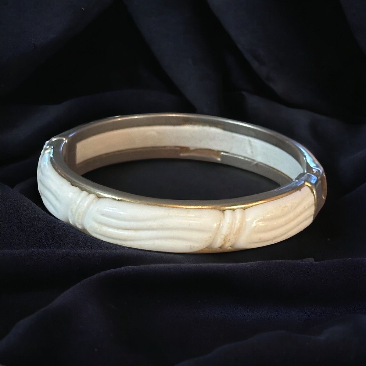 Vintage Vintage white lucite inlay hinged bangle bracelet Size ONE SIZE - 1 Thumbnail