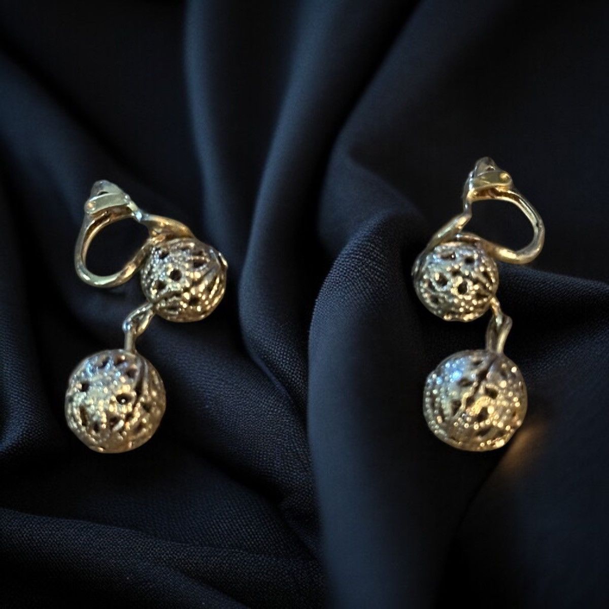 Vintage Vintage gold tone clip on filigree balls dangle earrings Size ONE SIZE - 1 Thumbnail