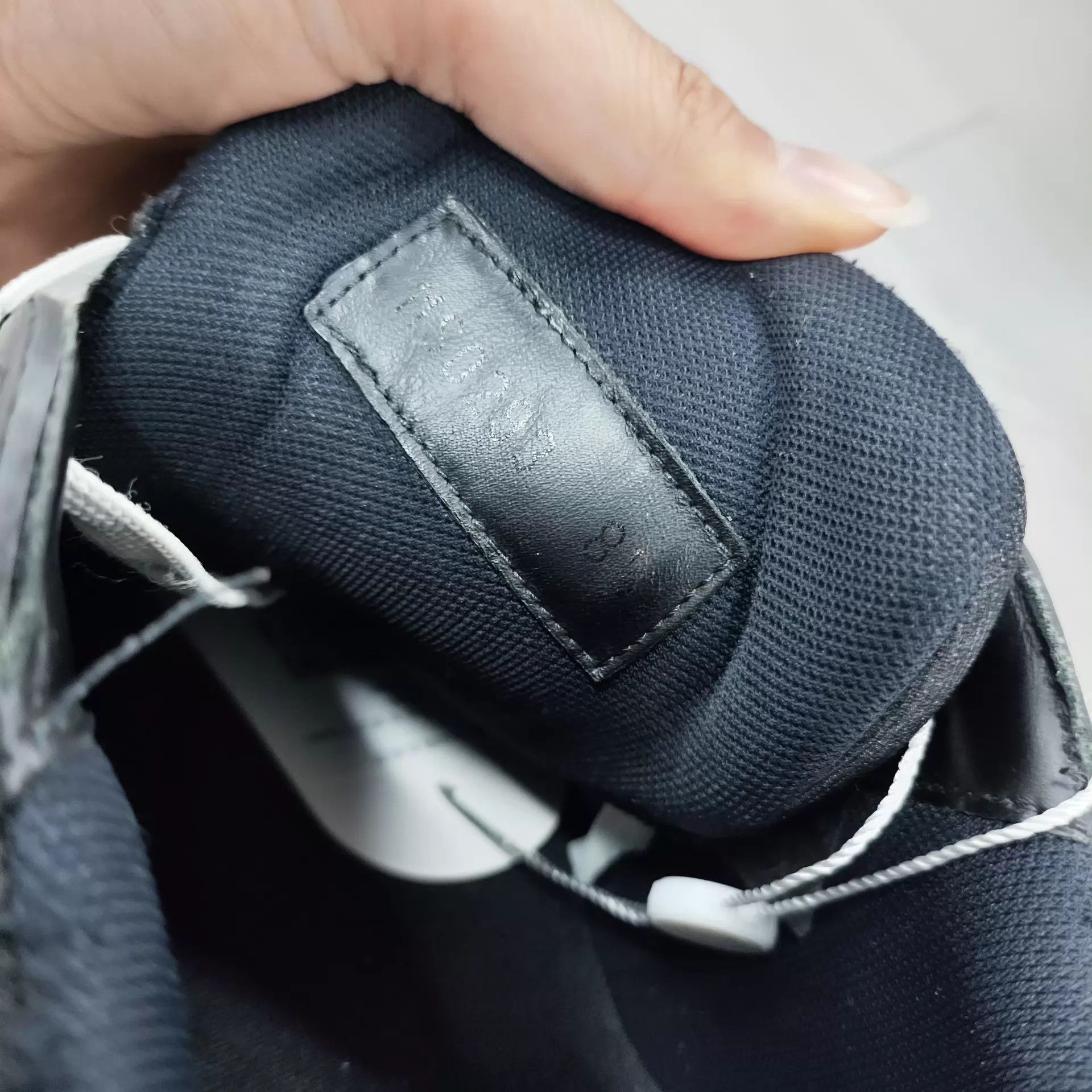 Louis Vuitton LV Leather Trainer 8.5 Black Size US 8.5 / EU 41-42 - 5 Thumbnail
