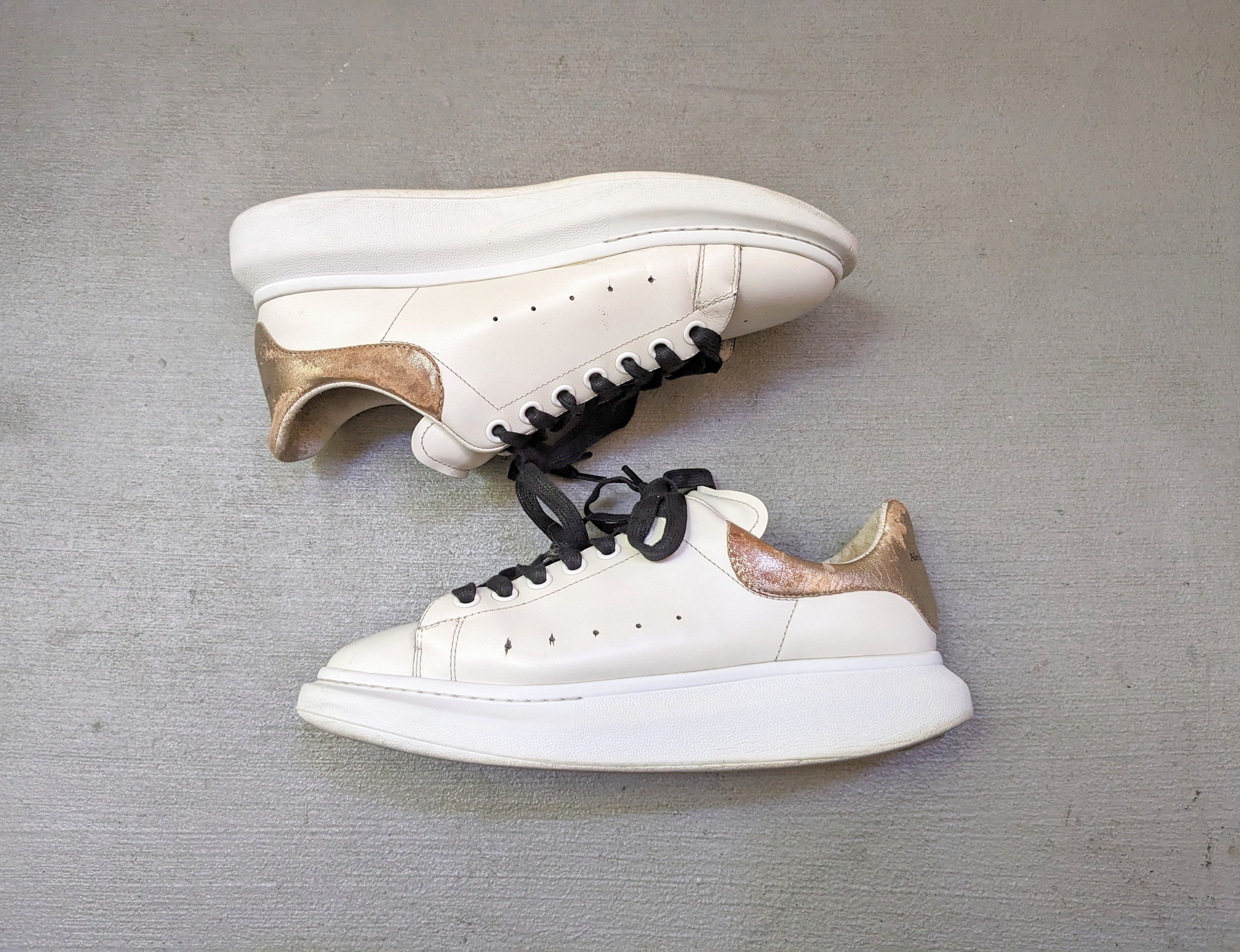 Alexander McQueen Alexander McQueen Larry Oversized Sneakers 9 42 White Gold Size US 9 / EU 42 - 1 Thumbnail