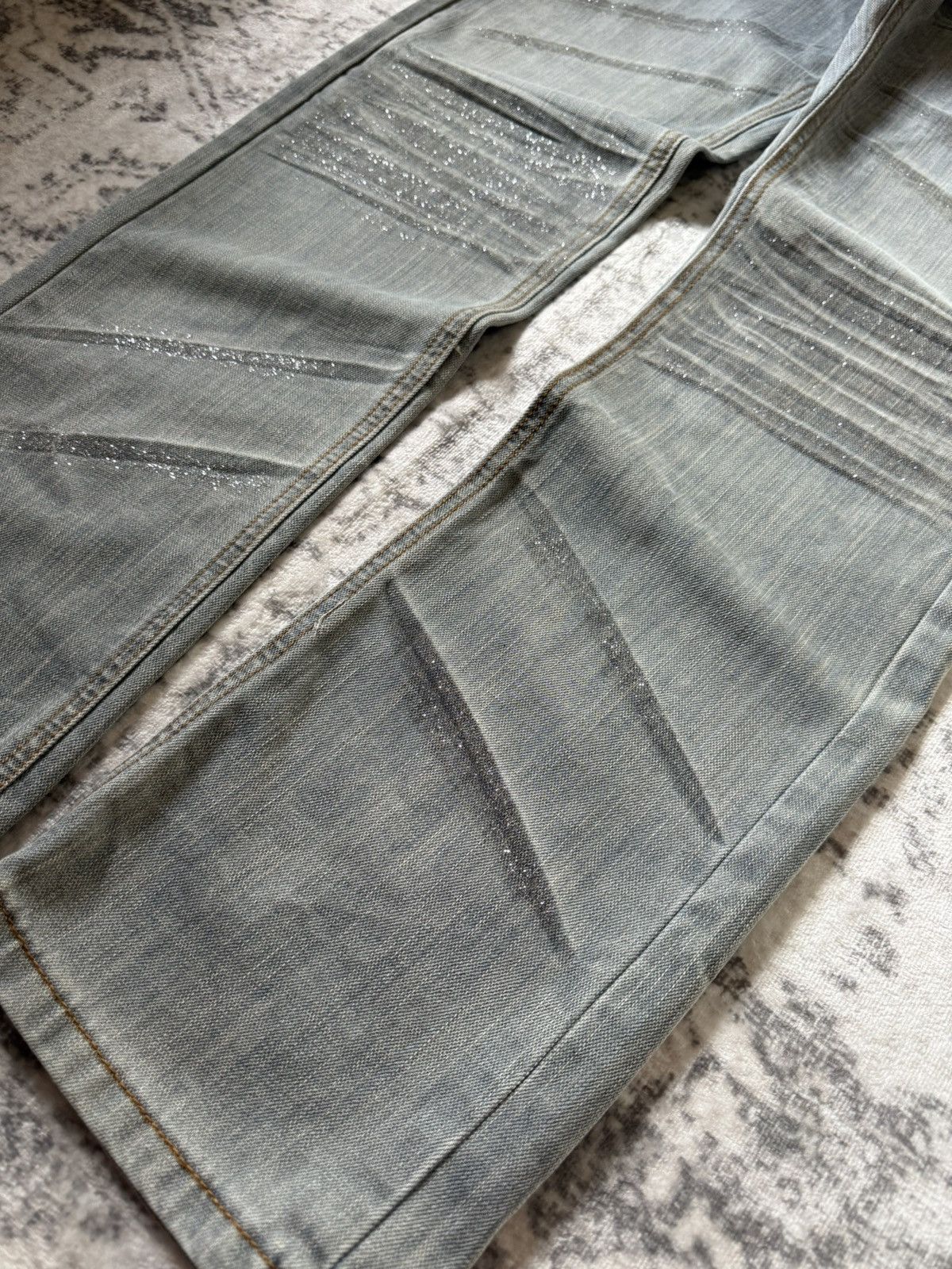 GOSTAR DE FUGA × Japanese Brand × Vintage Jue Dini Japan Smokey Gray Whisker & Claw Mark Glitter Jeans Size US 30 / EU 46 - 7 Thumbnail