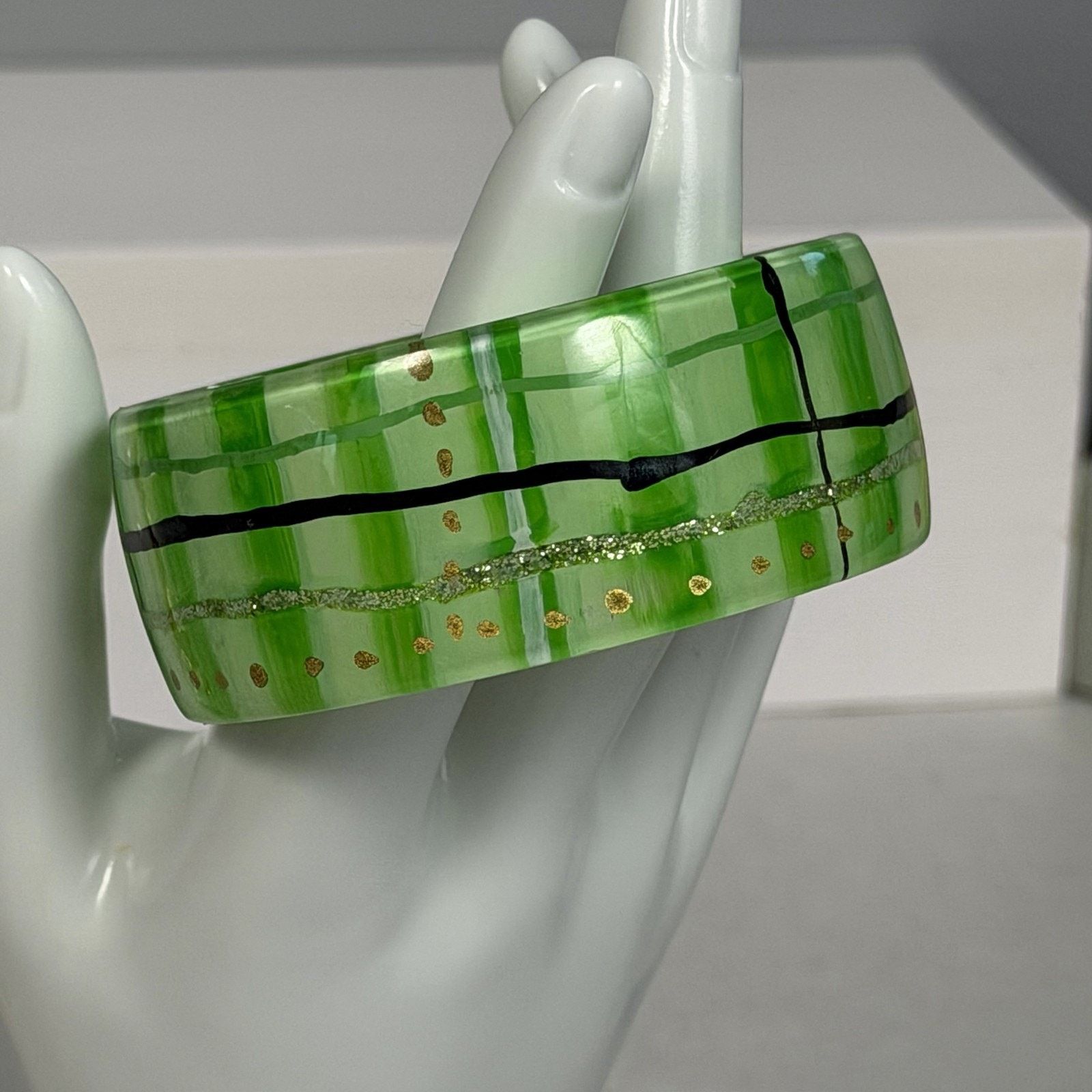 Vintage Fun VTG 1980 Kelly Green Plaid 1.25" Acrylic Bangle Bracelet Size ONE SIZE - 4 Thumbnail