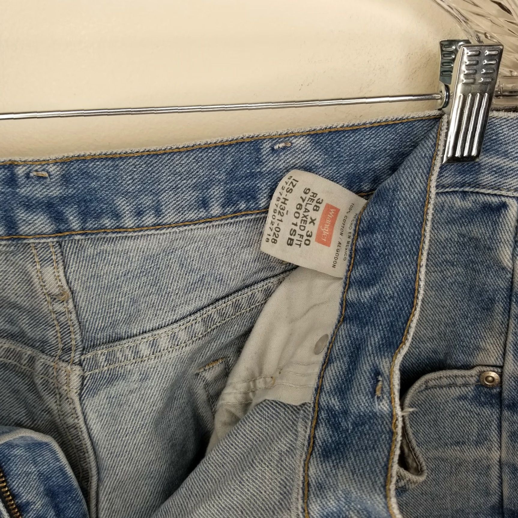 Wrangler Wrangler Jeans Men Relaxed Fit Blue 38x30 Regular Inseam 30 Straight Denim Vintage? (But can't add vintage if not in data) Size US 38 / EU 54 - 4 Thumbnail