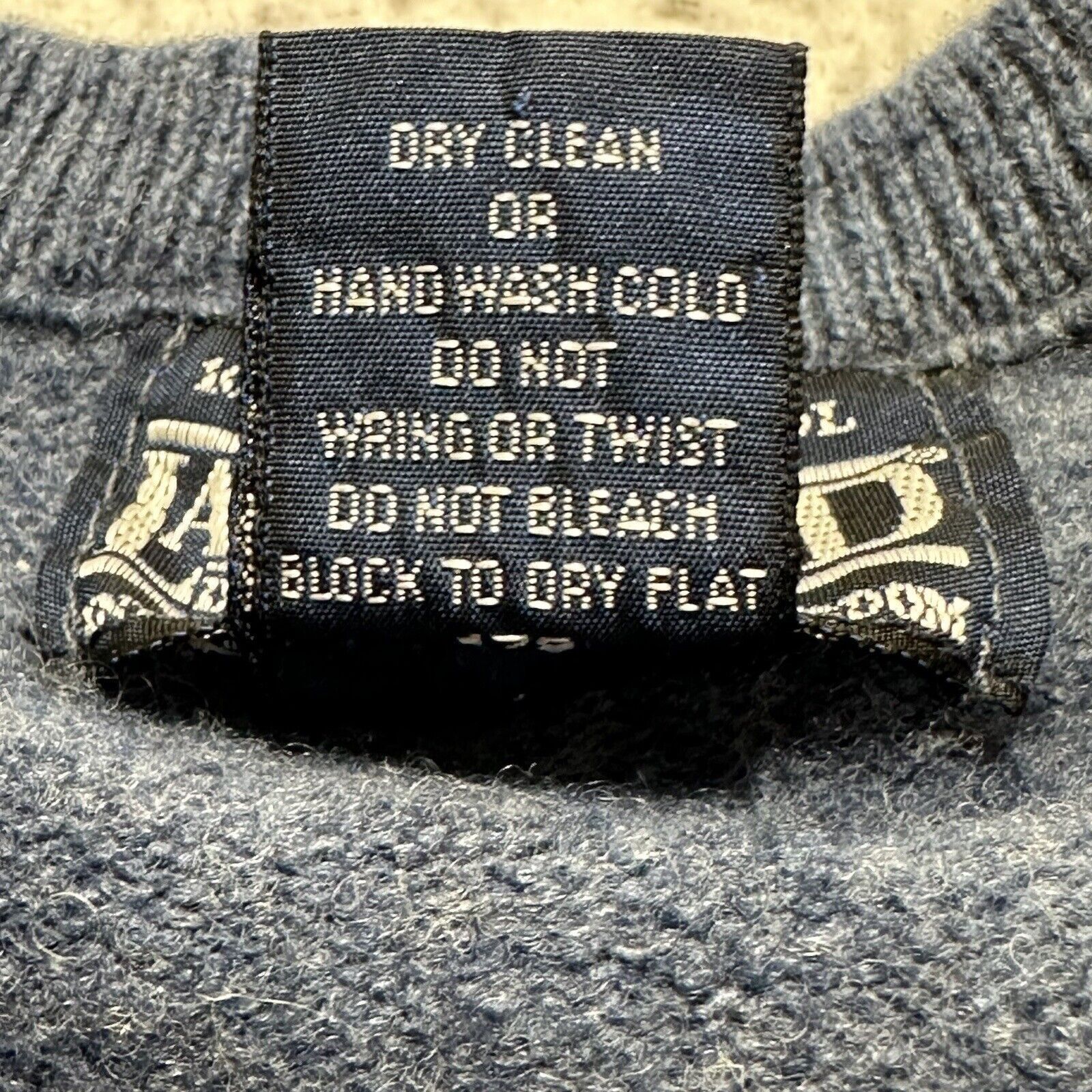 Lands' End Vintage Lands' End XL Lambwool V Neck Navy Blue Knit Sweater Size US XL / EU 56 / 4 - 4 Thumbnail