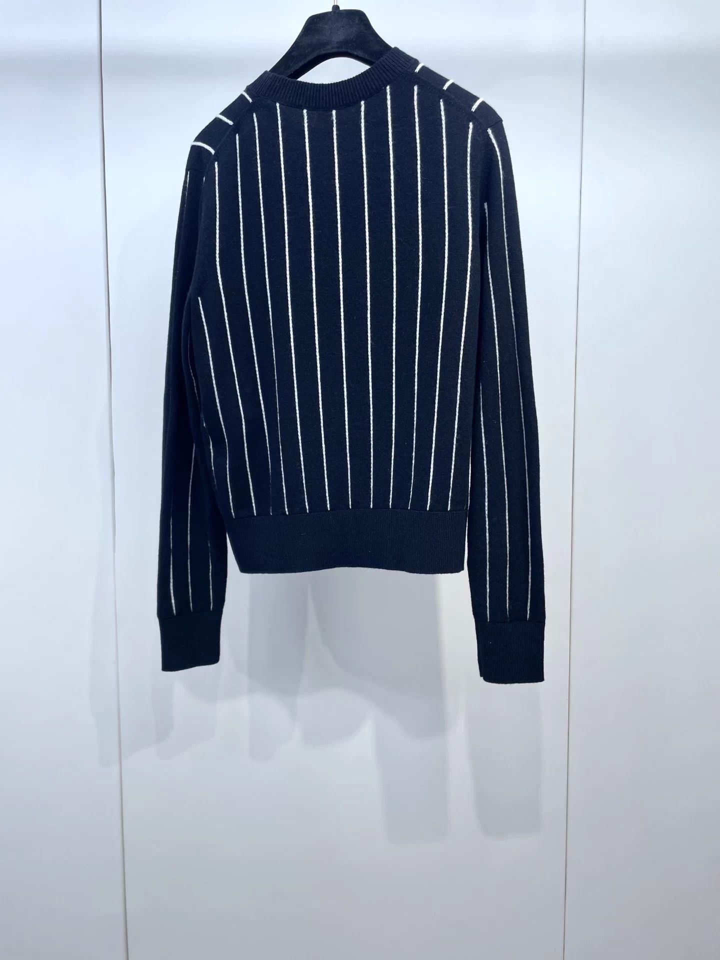 Chanel Chanel Black & White V Stripe Logo Knit Sweater 34 Size XS / US 0-2 / IT 36-38 - 2 Thumbnail