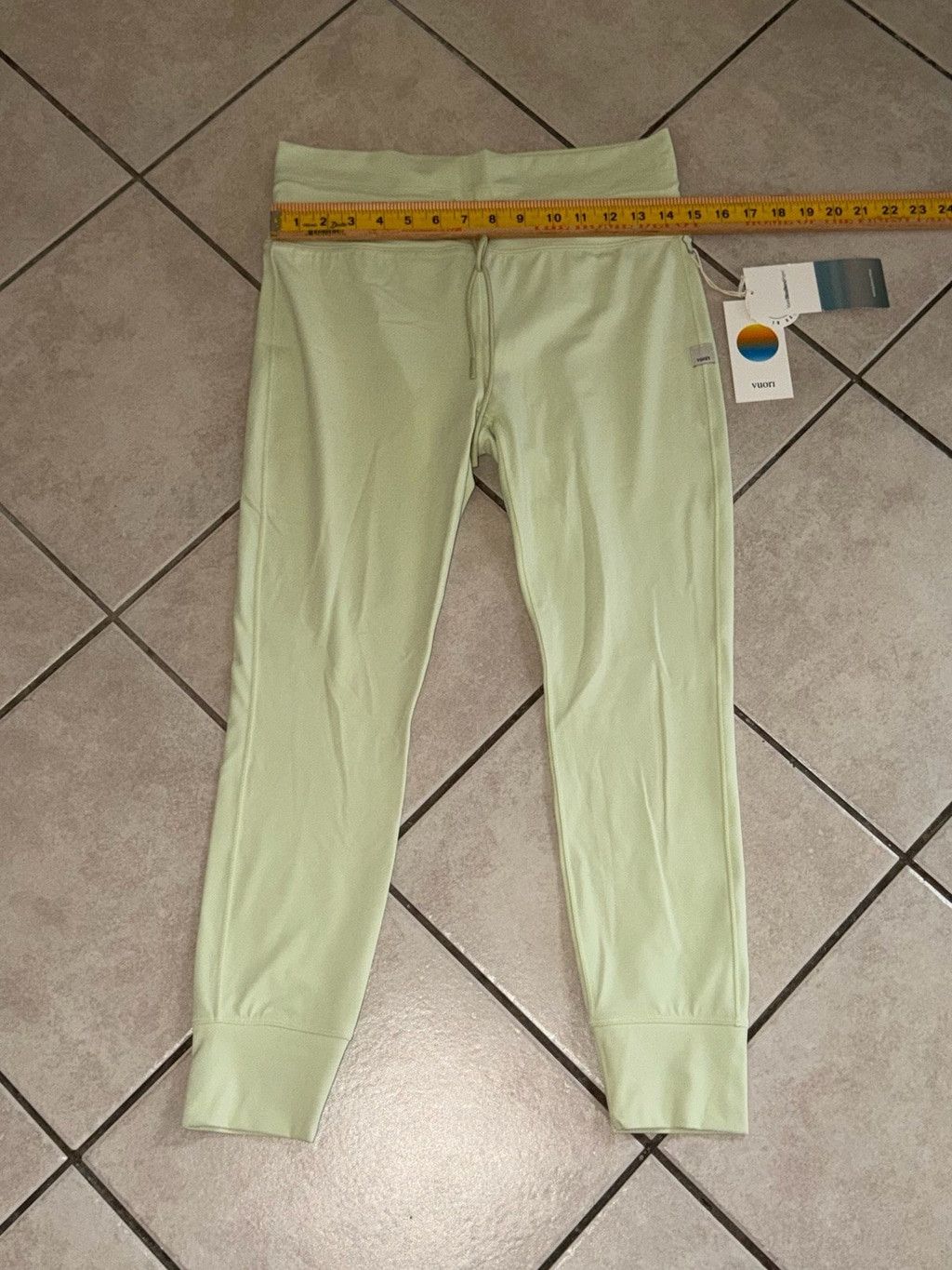 Vuori VUORI DAILY FORM LEGGING 25” LEMONGRASS COLOR X-LARGE NWT Size 38" / US 16 / IT 52 - 5 Thumbnail
