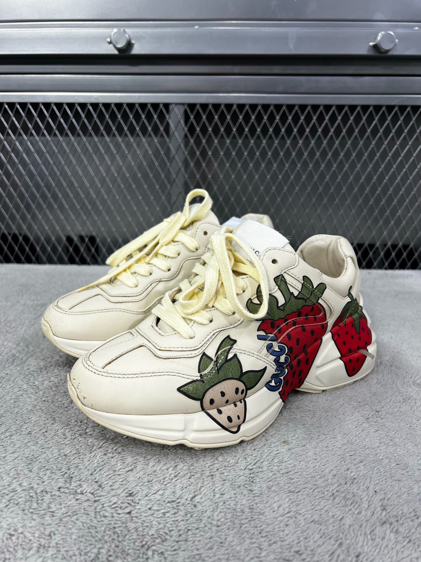 Gucci Gucci Printed White Lowtop Sneakers 34 Women Size US 4 / IT 34 - 1 Thumbnail