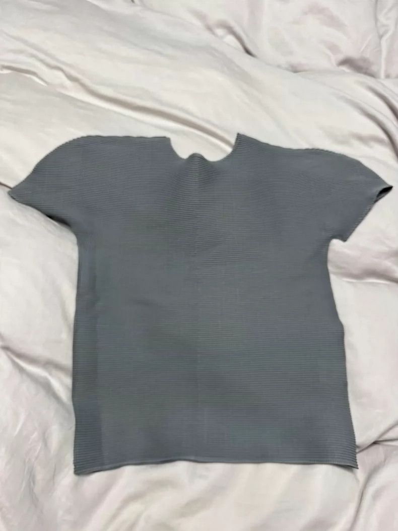 Issey Miyake issey miyake size:one size Grey round-neck pleated top 250 Size XXS / US 00 / IT 34 - 2 Thumbnail
