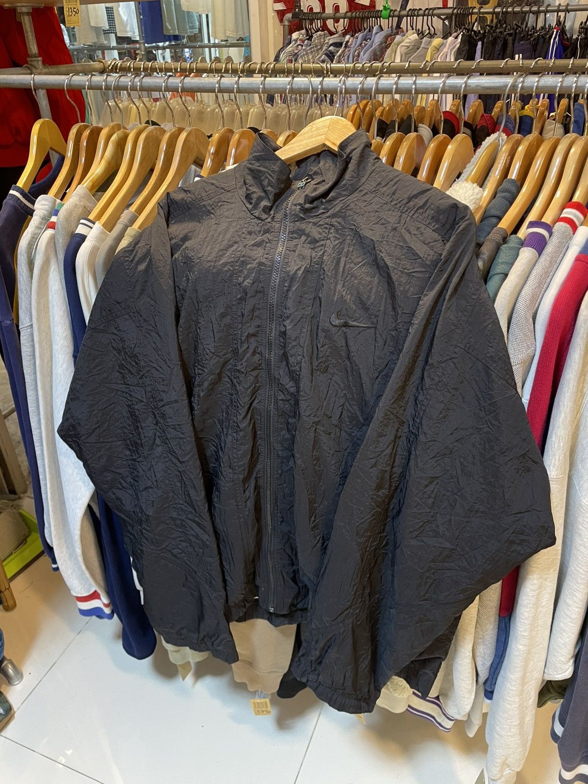 Nike Vintage Nike Swoosh Windbreaker Jacket Size US L / EU 52-54 / 3 - 1 Thumbnail