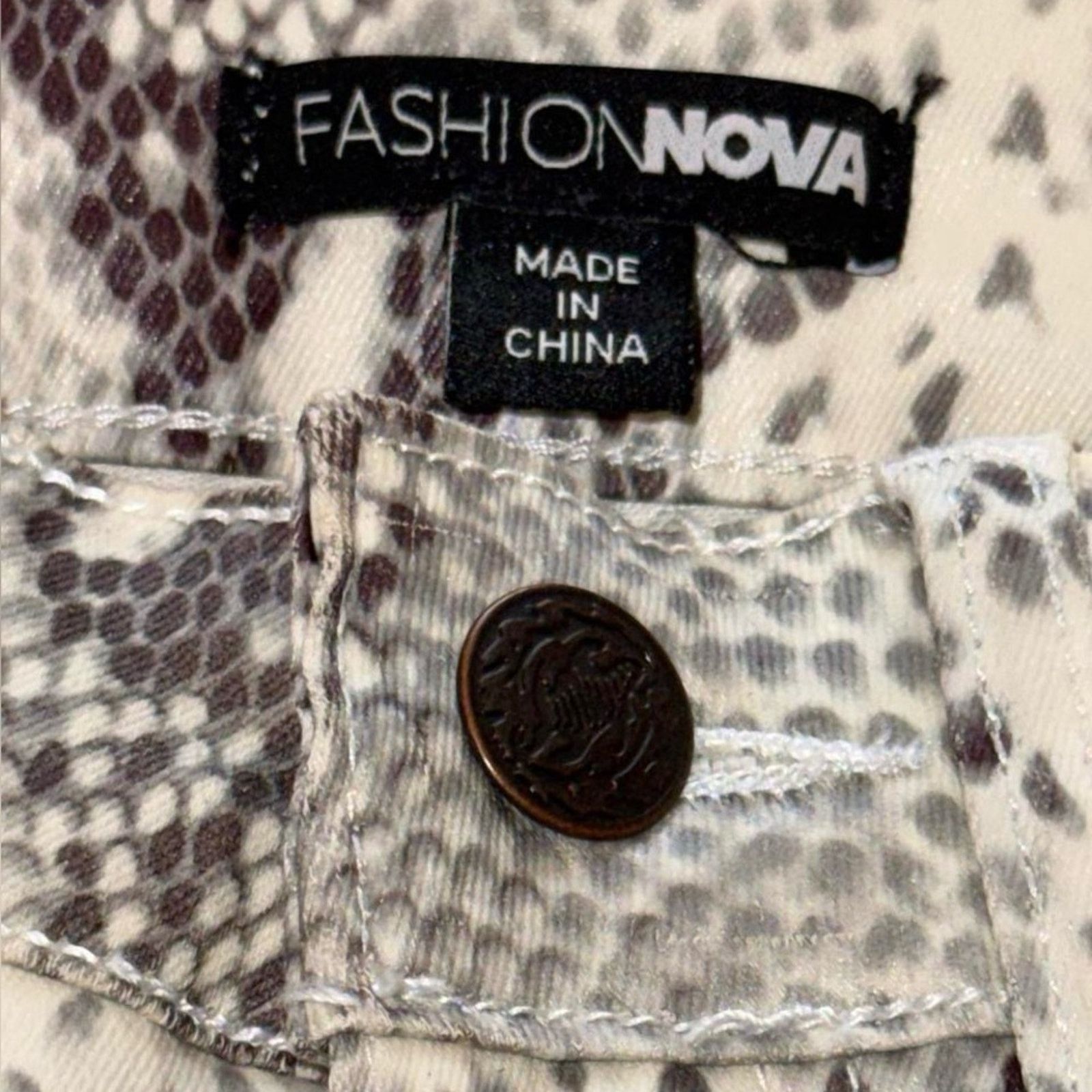 Fashion Nova Fashion Nova Snakeskin Print Skinny Pants Size Small Size 25" / US 0 / IT 36 - 4 Thumbnail