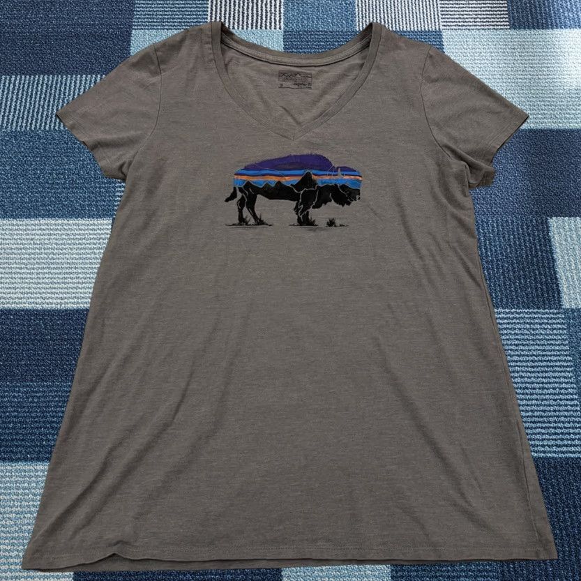 Patagonia Patagonia Women’s Small Shirt Fitz Roy Bison Gray V-Neck T-Shirt Casual Outdoor Cotton Short Sleeve Summer Regular Fit Size S / US 4 / IT 40 - 1 Thumbnail