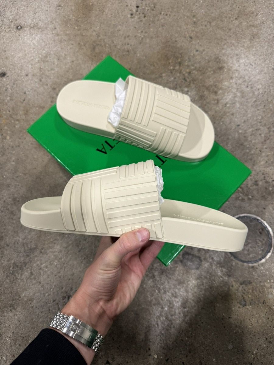 Bottega Veneta Bottega Veneta Embossed Rubber Slides NEW 550$ Size US 8 / EU 41 - 2 Thumbnail