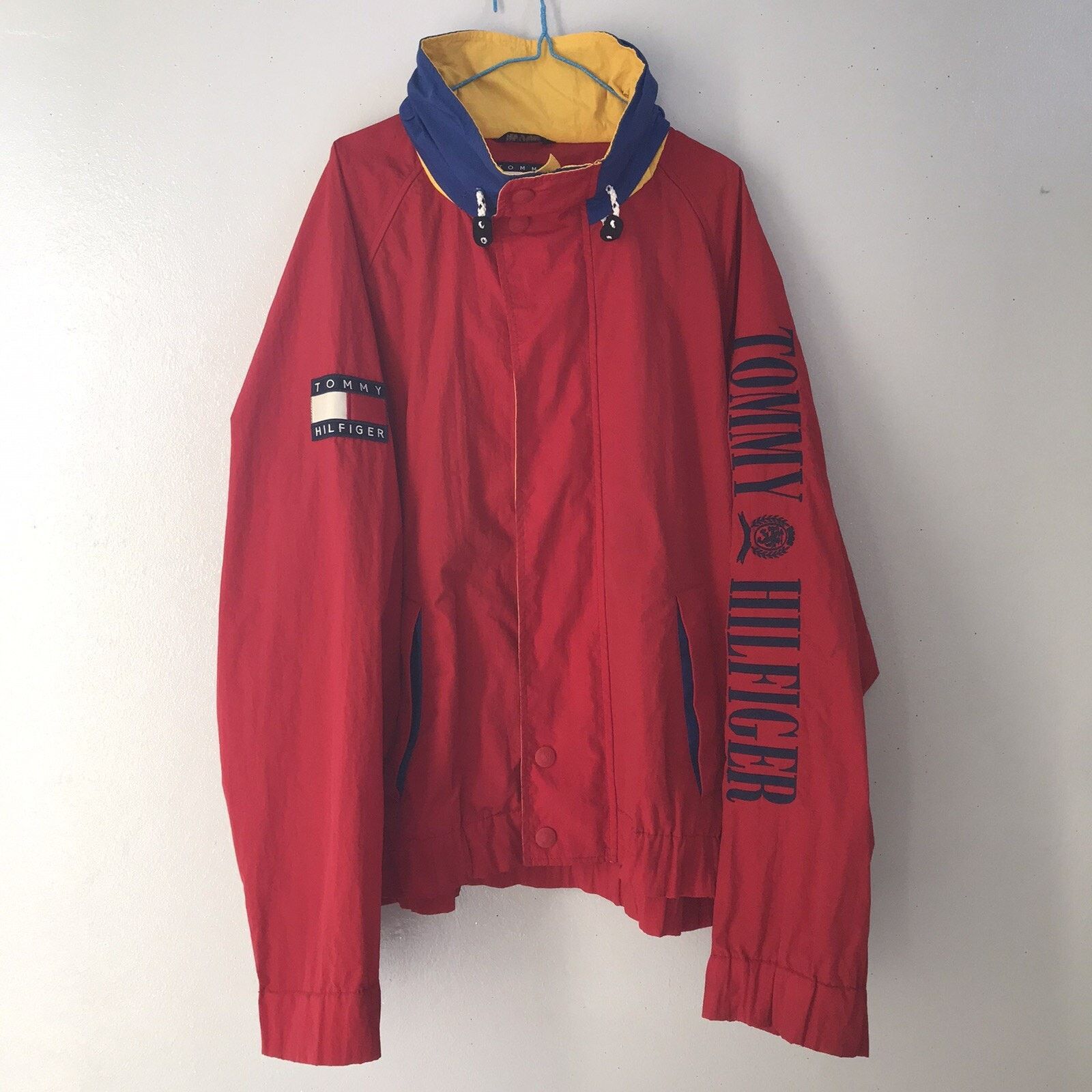 Tommy Hilfiger Vintage TOMMY HILFIGER jacket big Logo Windbreaker Hooded Size US L / EU 52-54 / 3 - 2 Thumbnail