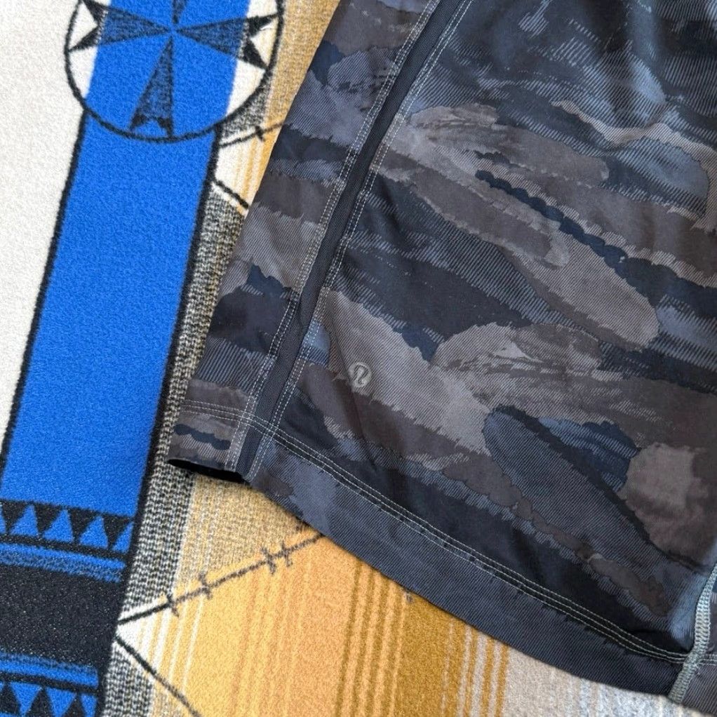 Lululemon VINTAGE? Men’s Lululemon Workout Gym Shorts Camouflage Black M Inseam 9 in Regular Athletic Activewear Mens Medium Camouflage Pattern Volume? Size US 31 - 3 Thumbnail
