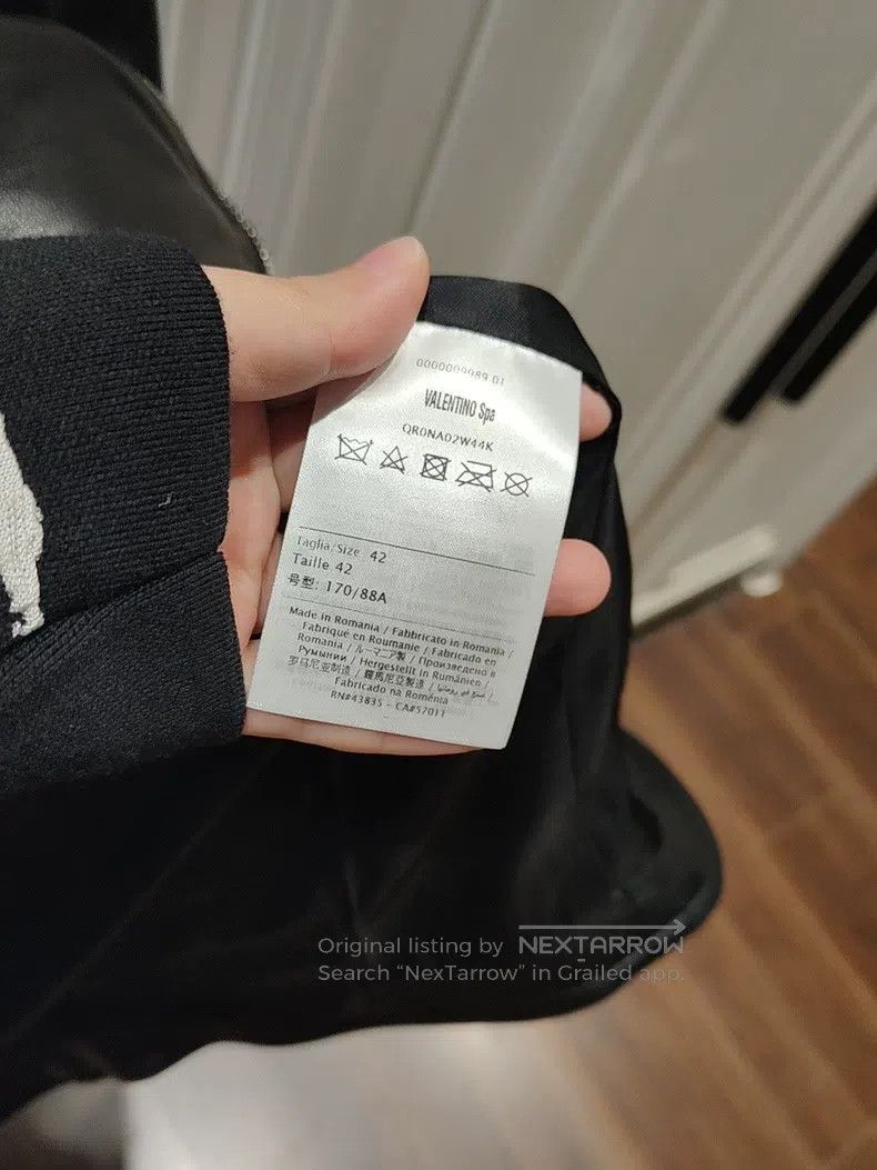 Valentino Valentino The woman wears a leather coat Size S / US 4 / IT 40 - 5 Thumbnail