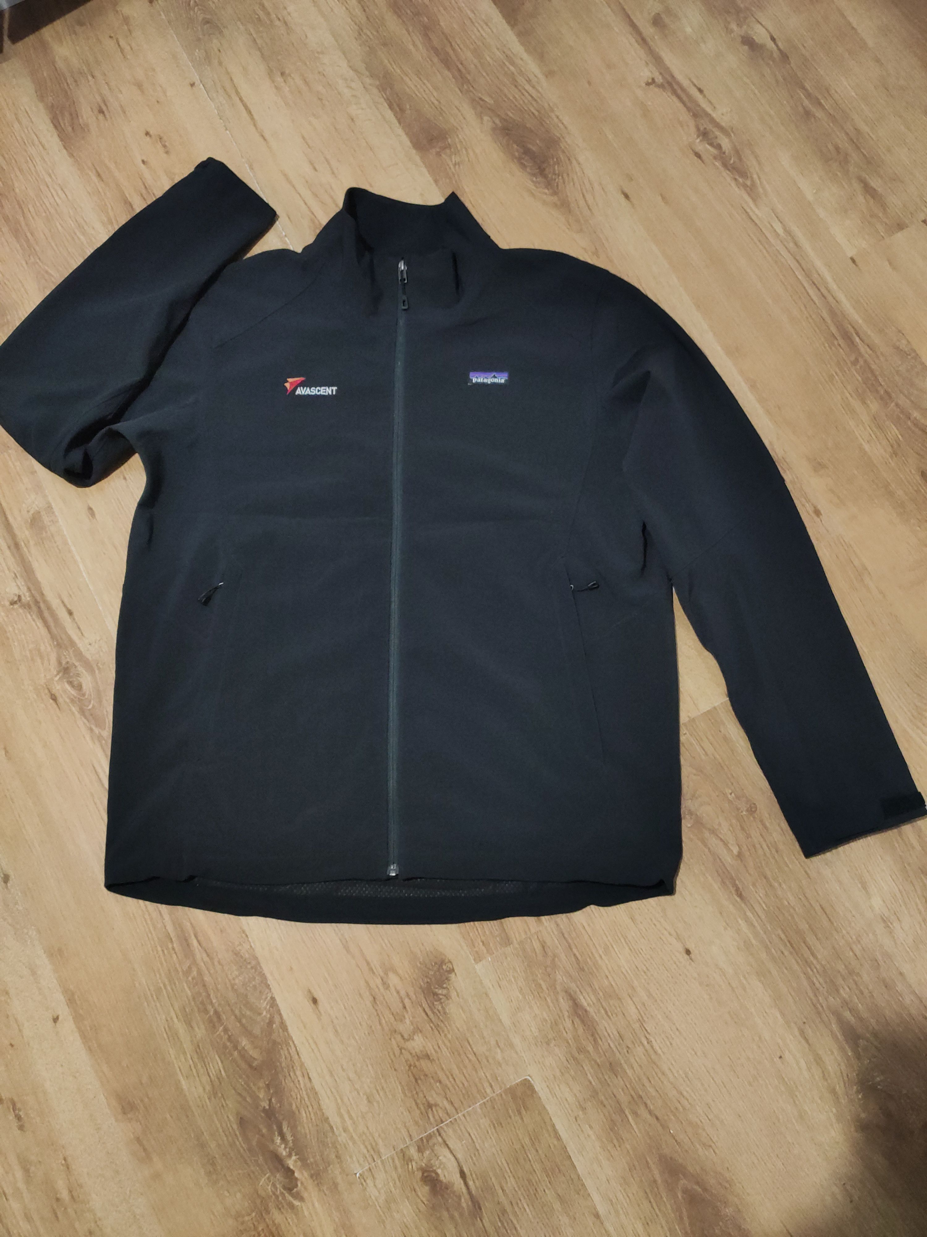 image of Men's Patagonia Softshell Jacket Size Large in Black