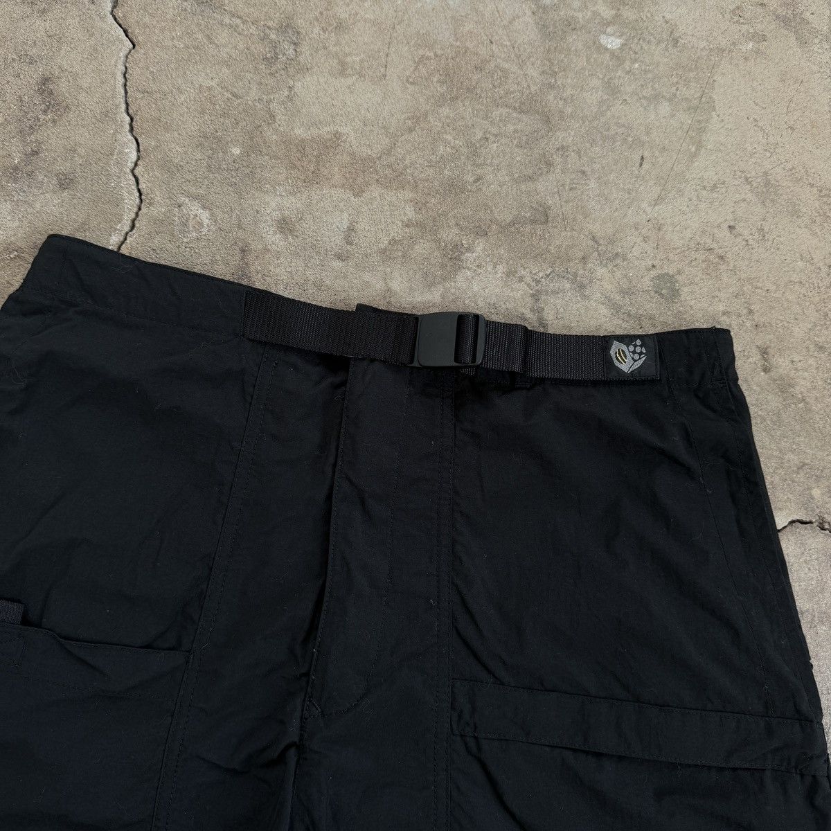 Mountain Hardwear Mountain Hardwear Nylon Black Outdoor Cargo Shorts Size 28" / US 6 / IT 42 - 4 Thumbnail