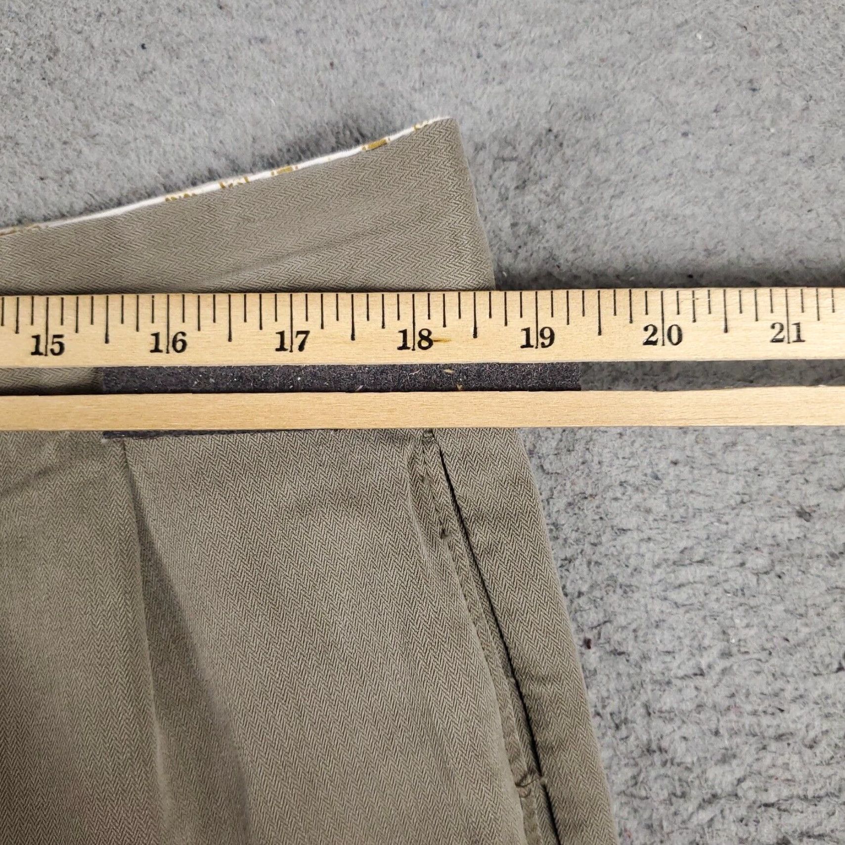 Tommy Bahama VINTAGE Tommy Bahama Shorts Men's Size 36 Beige Silk Casual Pleated Chinos Mens Size US 36 / EU 52 - 4 Thumbnail