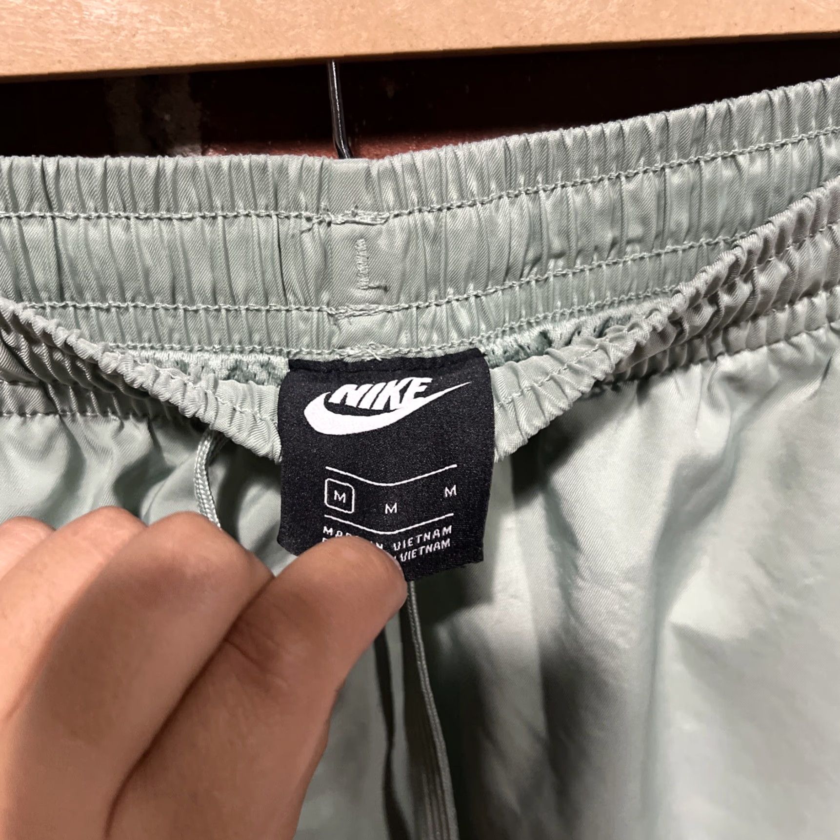 Nike Nike Sportswear Essentials Woven Flow Shorts Mens M Green Nike Sportswear Woven Flow Nylon Shorts AR2382 Size US 31 - 2 Thumbnail