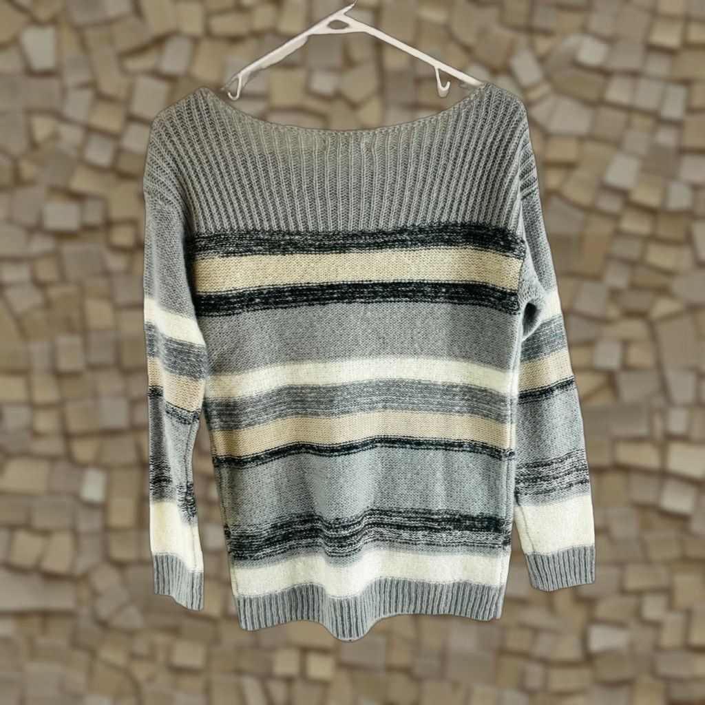 Vintage Maurices Top Women's XS Gray Striped Buttons on Shoulder Long Sleeve Knit Shirt Size XS / US 0-2 / IT 36-38 - 1 Thumbnail