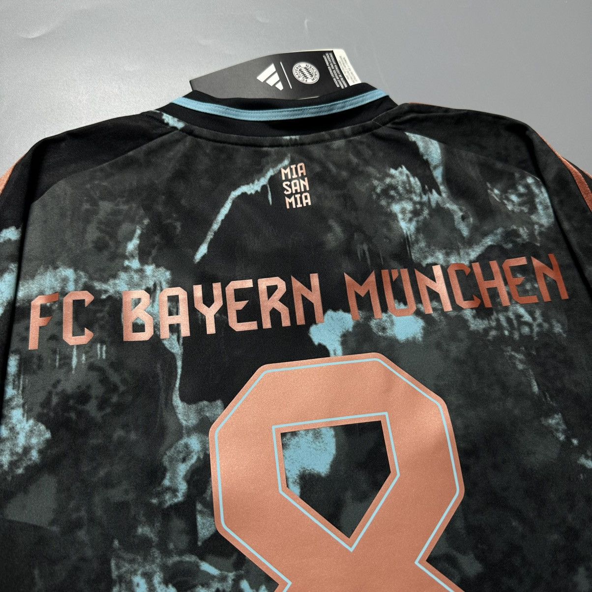 Vintage BAYERN ADIDAS 2024/2025 FOOTBALL AWAY JERSEY #8 GORETZKA Size US L / EU 52-54 / 3 - 11 Thumbnail