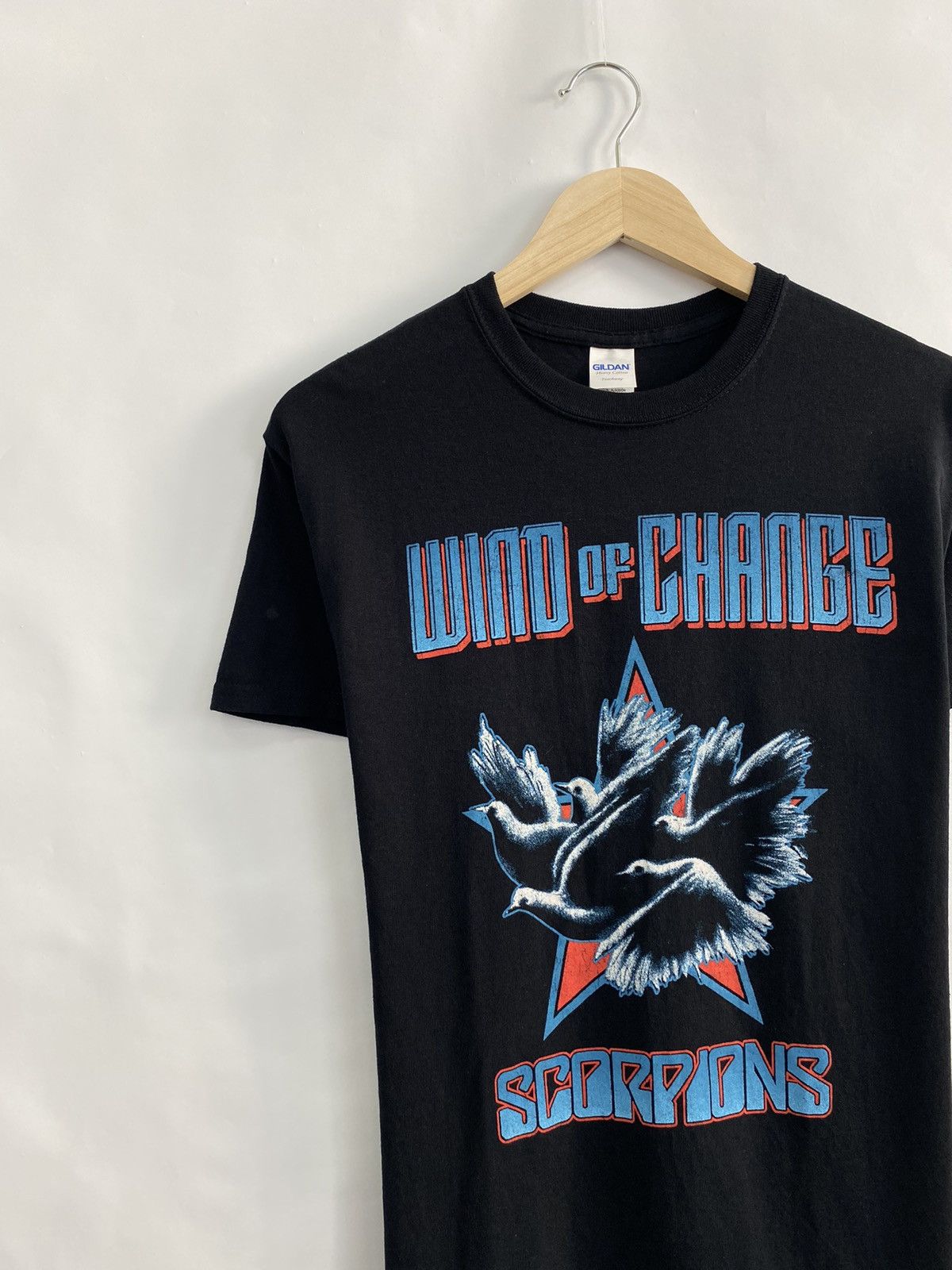 Gildan 🇩🇪 Vintage Scorpions Wind Of Change T-Shirt Rare Retro Y2K Size US M / EU 48-50 / 2 - 3 Thumbnail