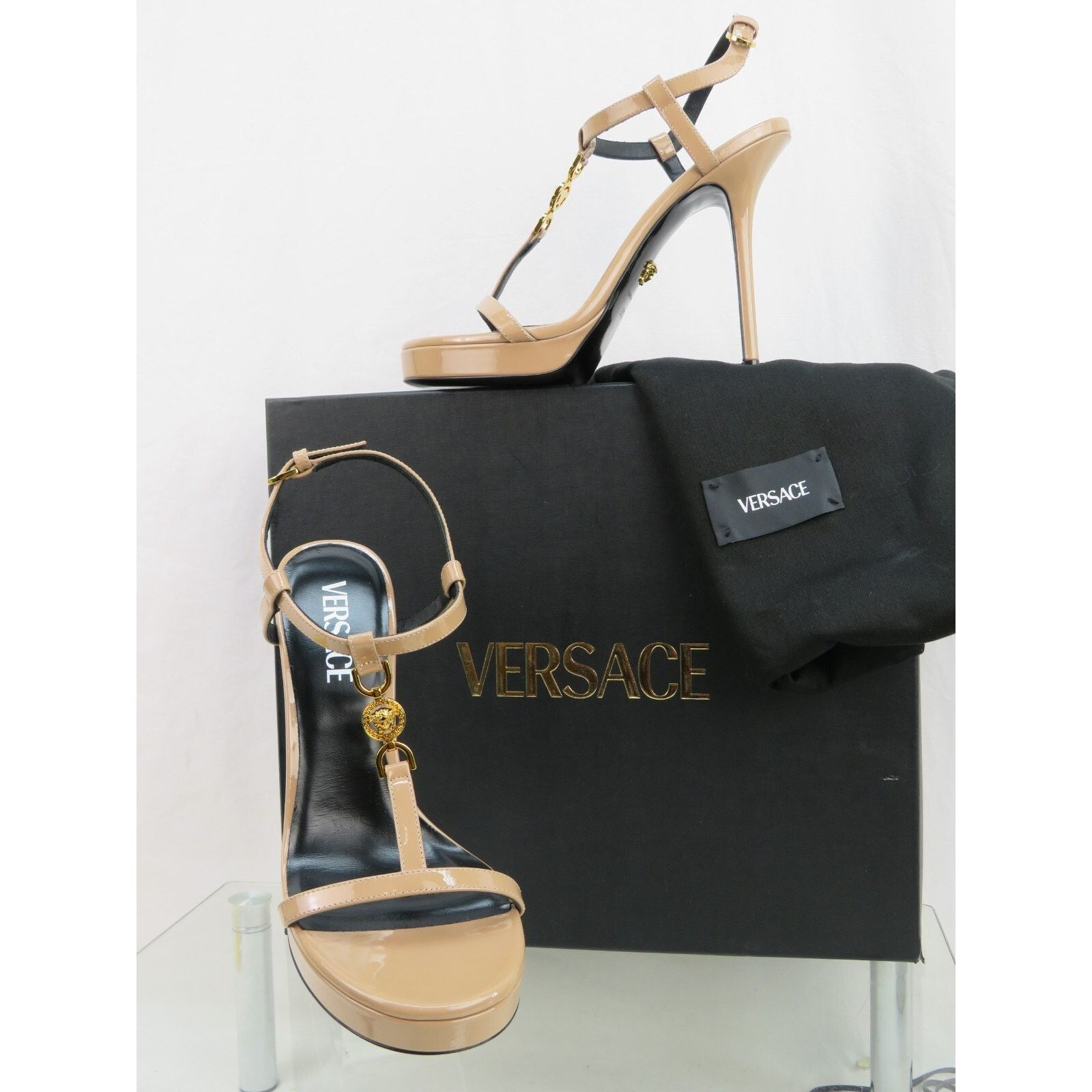 Versace★素敵！Gold Medusa & Nude Patent Leather Sandals Versace Women's Gold Medusa & Nude 100% Leather Sandals
